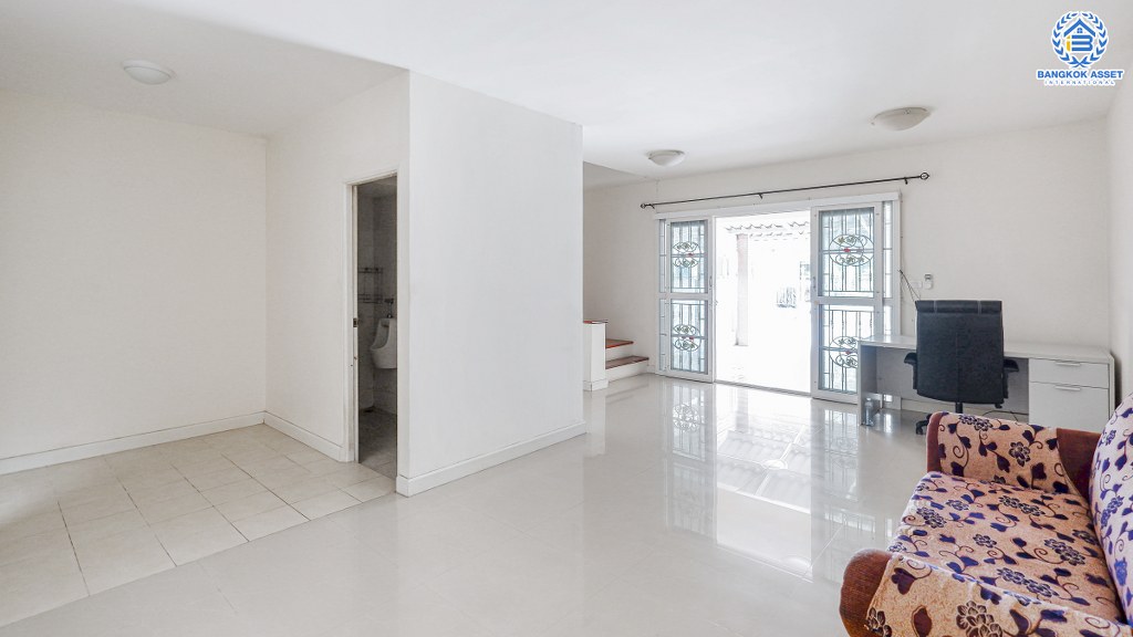 ทาวน์เฮ้าส์มือสองนนทบุรี ทำเลติดถนนราชพฤกษ์ ใกล้วงเวียนพระรามห้า ม.พฤกษาทาวน์ บ้านต่อเติมครบ เนื้อที่ 21.4 ตร.ว. หน้ากว้าง 5.7 เมตร จอดรถได้ 2 คัน ฟังก์ชั่น 3 ห้องนอน 2 ห้องน้ำ พร้อมบิ้วท์อินครัวเคาน์เตอร์ ราคาสุดคุ้ม!...