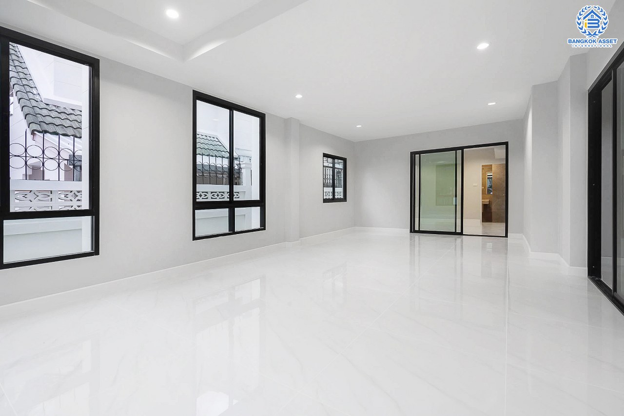 บ้านมือสองตกแต่งใหม่ หลังใหญ่พิเศษ เนื้อที่ 94 ตร.ว. ม.กฤษดานคร20 ปิ่นเกล้า ติดถนนบรมราชชนนี  ฟังก์ชั่นจัดเต็ม 7 ห้องนอน 5 ห้องน้ำ (รวมห้องอเนกประสงค์ชั้นล่าง, ห้องแม่บ้านและห้องน้ำในตัว) ให้คุณออกแบบการใช้งานได้หลากหลาย บนพื้นที่ใช้สอยกว่า 361.5 ตร.ม. ทำเลใกล้ทางคู่ขนานลอยฟ้าบรมราชชนนี และ เพียง 10 นาทีถึงเซ็นทรัลปิ่นเกล้า