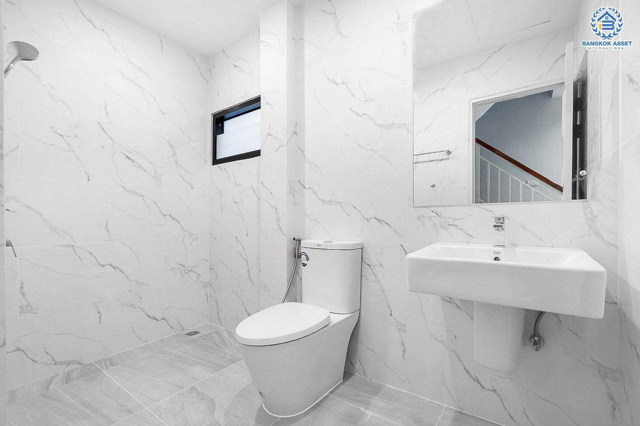 บ้านมือสองตกแต่งใหม่ หลังใหญ่พิเศษ เนื้อที่ 94 ตร.ว. ม.กฤษดานคร20 ปิ่นเกล้า ติดถนนบรมราชชนนี  ฟังก์ชั่นจัดเต็ม 7 ห้องนอน 5 ห้องน้ำ (รวมห้องอเนกประสงค์ชั้นล่าง, ห้องแม่บ้านและห้องน้ำในตัว) ให้คุณออกแบบการใช้งานได้หลากหลาย บนพื้นที่ใช้สอยกว่า 361.5 ตร.ม. ทำเลใกล้ทางคู่ขนานลอยฟ้าบรมราชชนนี และ เพียง 10 นาทีถึงเซ็นทรัลปิ่นเกล้า