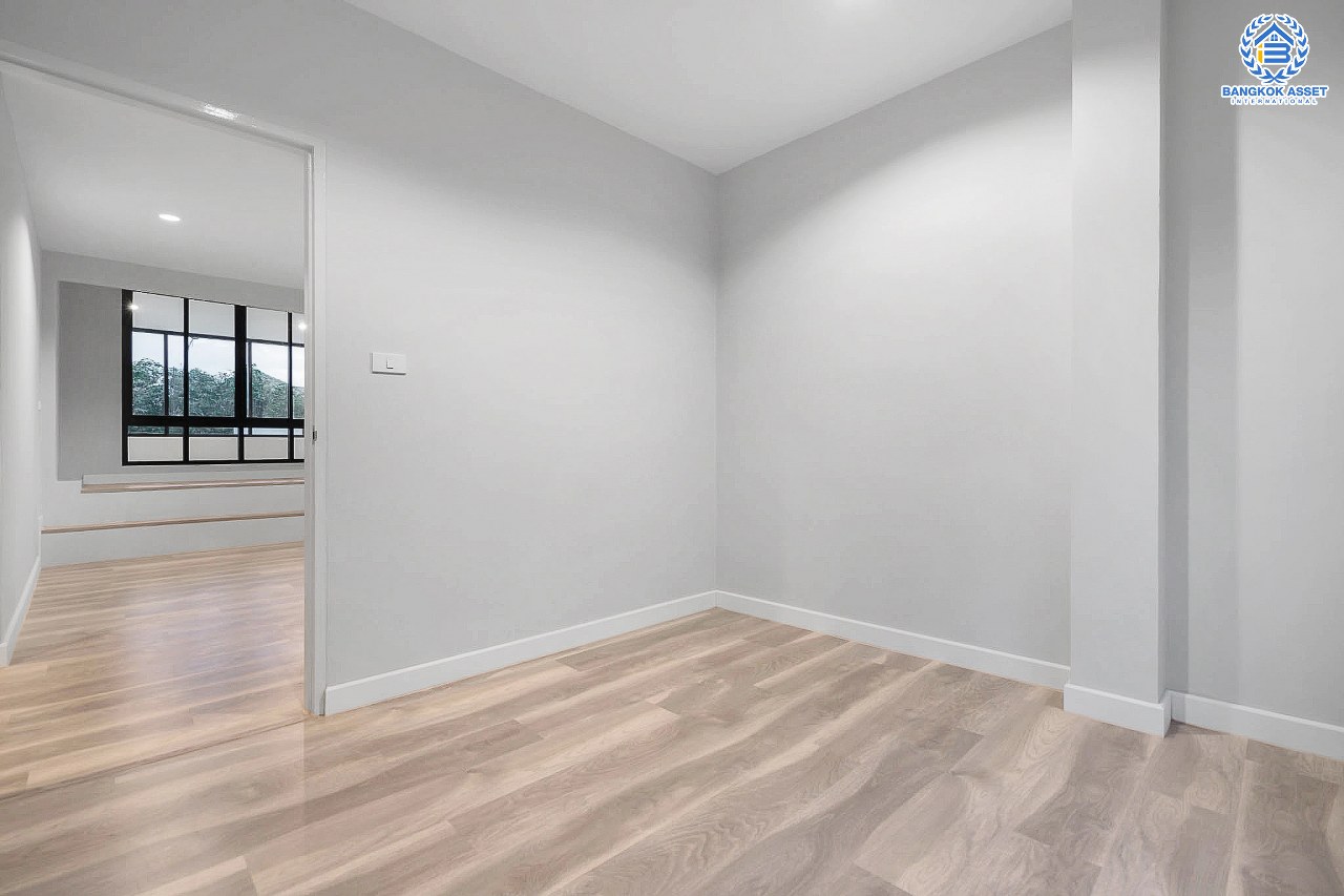 บ้านมือสองตกแต่งใหม่ หลังใหญ่พิเศษ เนื้อที่ 94 ตร.ว. ม.กฤษดานคร20 ปิ่นเกล้า ติดถนนบรมราชชนนี  ฟังก์ชั่นจัดเต็ม 7 ห้องนอน 5 ห้องน้ำ (รวมห้องอเนกประสงค์ชั้นล่าง, ห้องแม่บ้านและห้องน้ำในตัว) ให้คุณออกแบบการใช้งานได้หลากหลาย บนพื้นที่ใช้สอยกว่า 361.5 ตร.ม. ทำเลใกล้ทางคู่ขนานลอยฟ้าบรมราชชนนี และ เพียง 10 นาทีถึงเซ็นทรัลปิ่นเกล้า