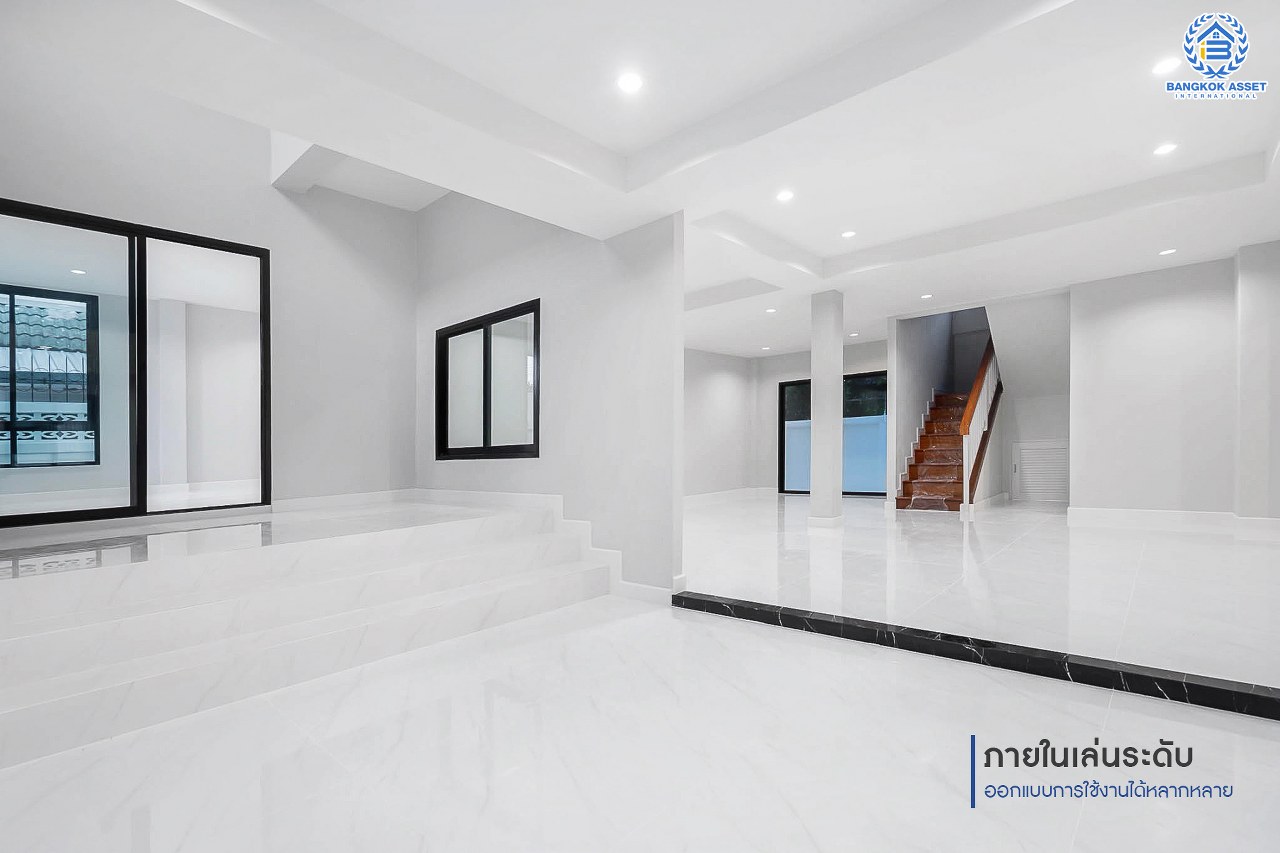 บ้านมือสองตกแต่งใหม่ หลังใหญ่พิเศษ เนื้อที่ 94 ตร.ว. ม.กฤษดานคร20 ปิ่นเกล้า ติดถนนบรมราชชนนี  ฟังก์ชั่นจัดเต็ม 7 ห้องนอน 5 ห้องน้ำ (รวมห้องอเนกประสงค์ชั้นล่าง, ห้องแม่บ้านและห้องน้ำในตัว) ให้คุณออกแบบการใช้งานได้หลากหลาย บนพื้นที่ใช้สอยกว่า 361.5 ตร.ม. ทำเลใกล้ทางคู่ขนานลอยฟ้าบรมราชชนนี และ เพียง 10 นาทีถึงเซ็นทรัลปิ่นเกล้า