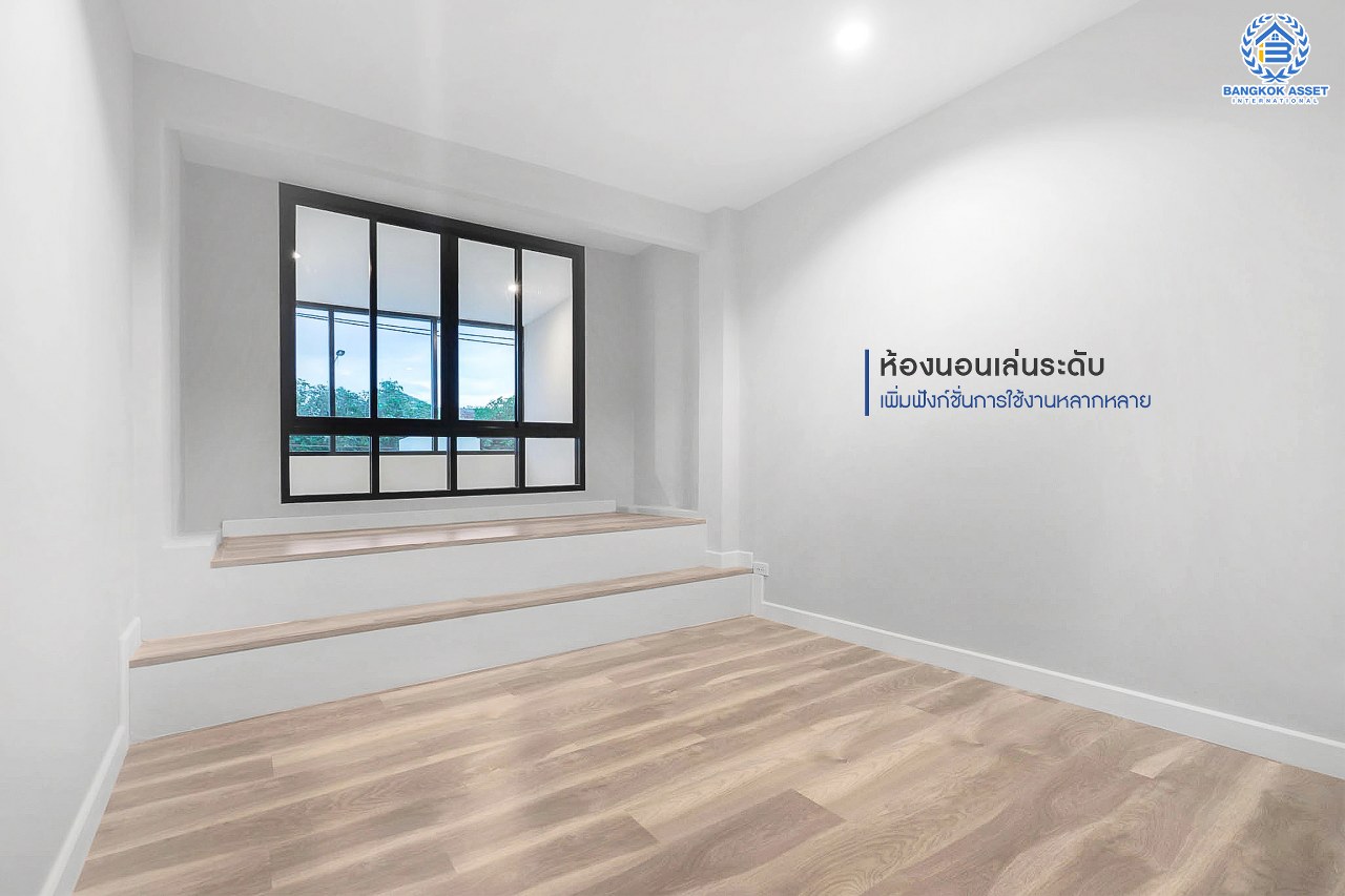 บ้านมือสองตกแต่งใหม่ หลังใหญ่พิเศษ เนื้อที่ 94 ตร.ว. ม.กฤษดานคร20 ปิ่นเกล้า ติดถนนบรมราชชนนี  ฟังก์ชั่นจัดเต็ม 7 ห้องนอน 5 ห้องน้ำ (รวมห้องอเนกประสงค์ชั้นล่าง, ห้องแม่บ้านและห้องน้ำในตัว) ให้คุณออกแบบการใช้งานได้หลากหลาย บนพื้นที่ใช้สอยกว่า 361.5 ตร.ม. ทำเลใกล้ทางคู่ขนานลอยฟ้าบรมราชชนนี และ เพียง 10 นาทีถึงเซ็นทรัลปิ่นเกล้า