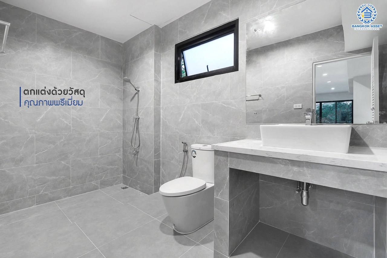 บ้านมือสองตกแต่งใหม่ หลังใหญ่พิเศษ เนื้อที่ 94 ตร.ว. ม.กฤษดานคร20 ปิ่นเกล้า ติดถนนบรมราชชนนี  ฟังก์ชั่นจัดเต็ม 7 ห้องนอน 5 ห้องน้ำ (รวมห้องอเนกประสงค์ชั้นล่าง, ห้องแม่บ้านและห้องน้ำในตัว) ให้คุณออกแบบการใช้งานได้หลากหลาย บนพื้นที่ใช้สอยกว่า 361.5 ตร.ม. ทำเลใกล้ทางคู่ขนานลอยฟ้าบรมราชชนนี และ เพียง 10 นาทีถึงเซ็นทรัลปิ่นเกล้า