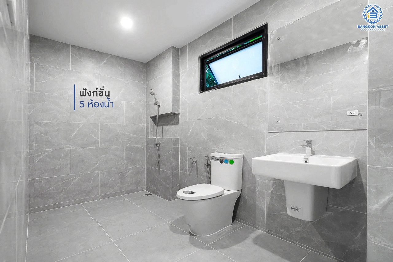 บ้านมือสองตกแต่งใหม่ หลังใหญ่พิเศษ เนื้อที่ 94 ตร.ว. ม.กฤษดานคร20 ปิ่นเกล้า ติดถนนบรมราชชนนี  ฟังก์ชั่นจัดเต็ม 7 ห้องนอน 5 ห้องน้ำ (รวมห้องอเนกประสงค์ชั้นล่าง, ห้องแม่บ้านและห้องน้ำในตัว) ให้คุณออกแบบการใช้งานได้หลากหลาย บนพื้นที่ใช้สอยกว่า 361.5 ตร.ม. ทำเลใกล้ทางคู่ขนานลอยฟ้าบรมราชชนนี และ เพียง 10 นาทีถึงเซ็นทรัลปิ่นเกล้า