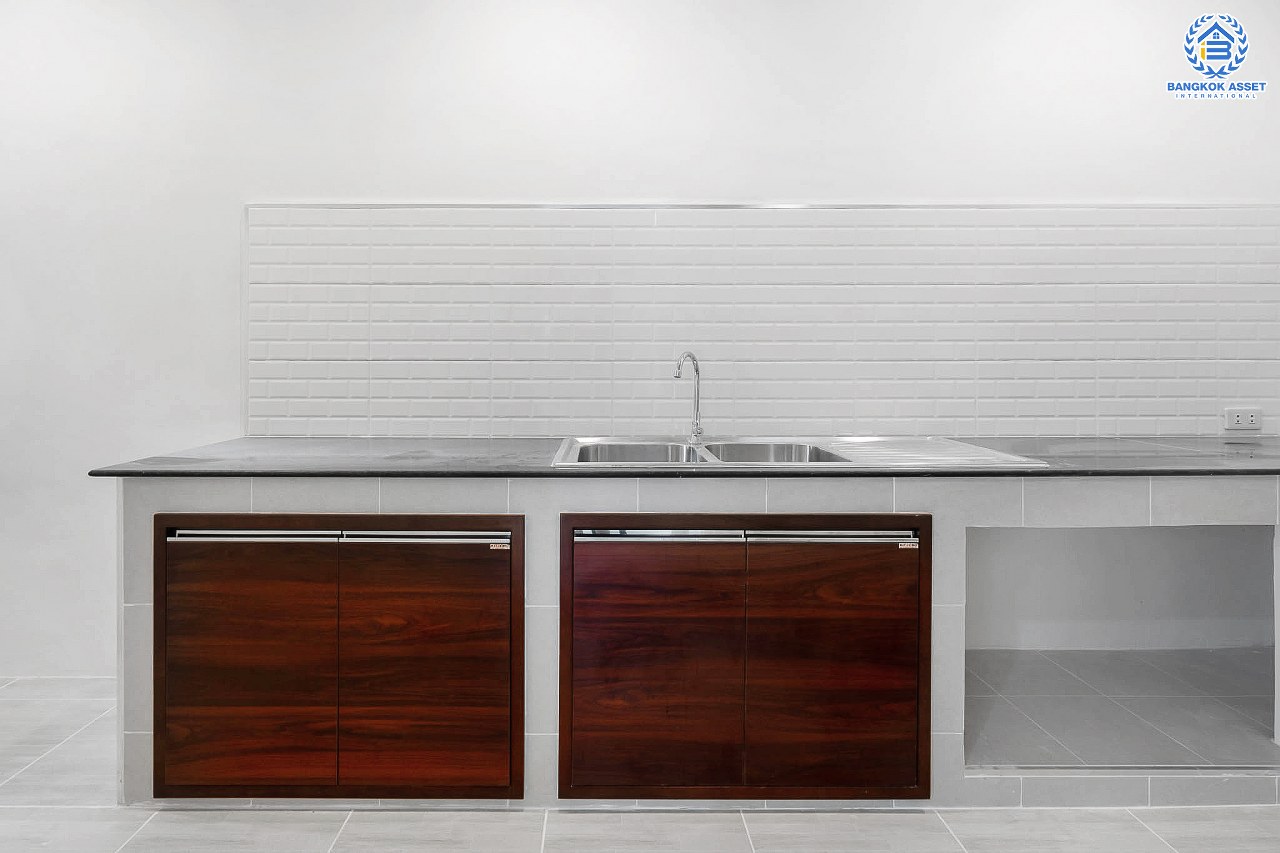 บ้านมือสองตกแต่งใหม่ ม.เดอะวิลล่า ราชพฤกษ์-ท่าอิฐ โซนต้นโครงการ #ห้องมุม หลังใหญ่ เนื้อที่ 24 ตร.ว. คุณภาพแบรนด์ Property Perfect ฟังก์ชั่นครบ! 3 ห้องนอน 2 ห้องน้ำ บนทำเลเยี่ยมเชื่อมต่อทั้งถ.รัตนาธิเบศร์ และถ.ราชพฤกษ์ และเพียง 10 นาที ถึงรถไฟฟ้า "สถานีบางรักน้อยท่าอิฐ"