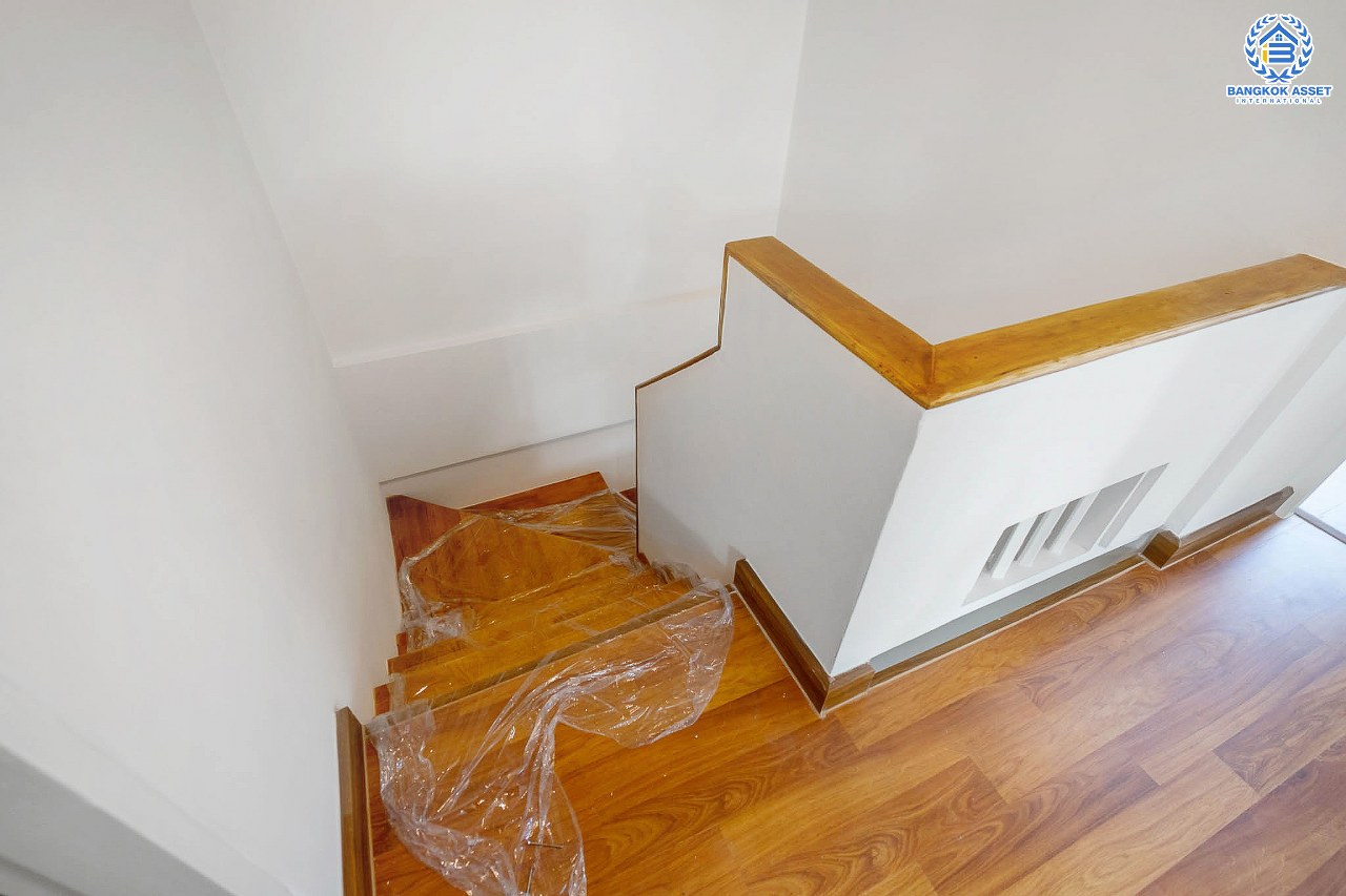 บ้านมือสองตกแต่งใหม่ ม.เดอะวิลล่า ราชพฤกษ์-ท่าอิฐ โซนต้นโครงการ #ห้องมุม หลังใหญ่ เนื้อที่ 24 ตร.ว. คุณภาพแบรนด์ Property Perfect ฟังก์ชั่นครบ! 3 ห้องนอน 2 ห้องน้ำ บนทำเลเยี่ยมเชื่อมต่อทั้งถ.รัตนาธิเบศร์ และถ.ราชพฤกษ์ และเพียง 10 นาที ถึงรถไฟฟ้า "สถานีบางรักน้อยท่าอิฐ"