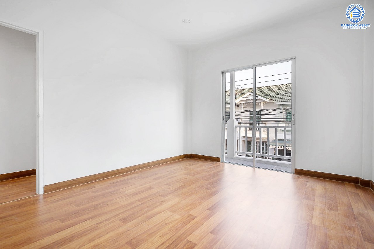 บ้านมือสองตกแต่งใหม่ ม.เดอะวิลล่า ราชพฤกษ์-ท่าอิฐ โซนต้นโครงการ #ห้องมุม หลังใหญ่ เนื้อที่ 24 ตร.ว. คุณภาพแบรนด์ Property Perfect ฟังก์ชั่นครบ! 3 ห้องนอน 2 ห้องน้ำ บนทำเลเยี่ยมเชื่อมต่อทั้งถ.รัตนาธิเบศร์ และถ.ราชพฤกษ์ และเพียง 10 นาที ถึงรถไฟฟ้า "สถานีบางรักน้อยท่าอิฐ"