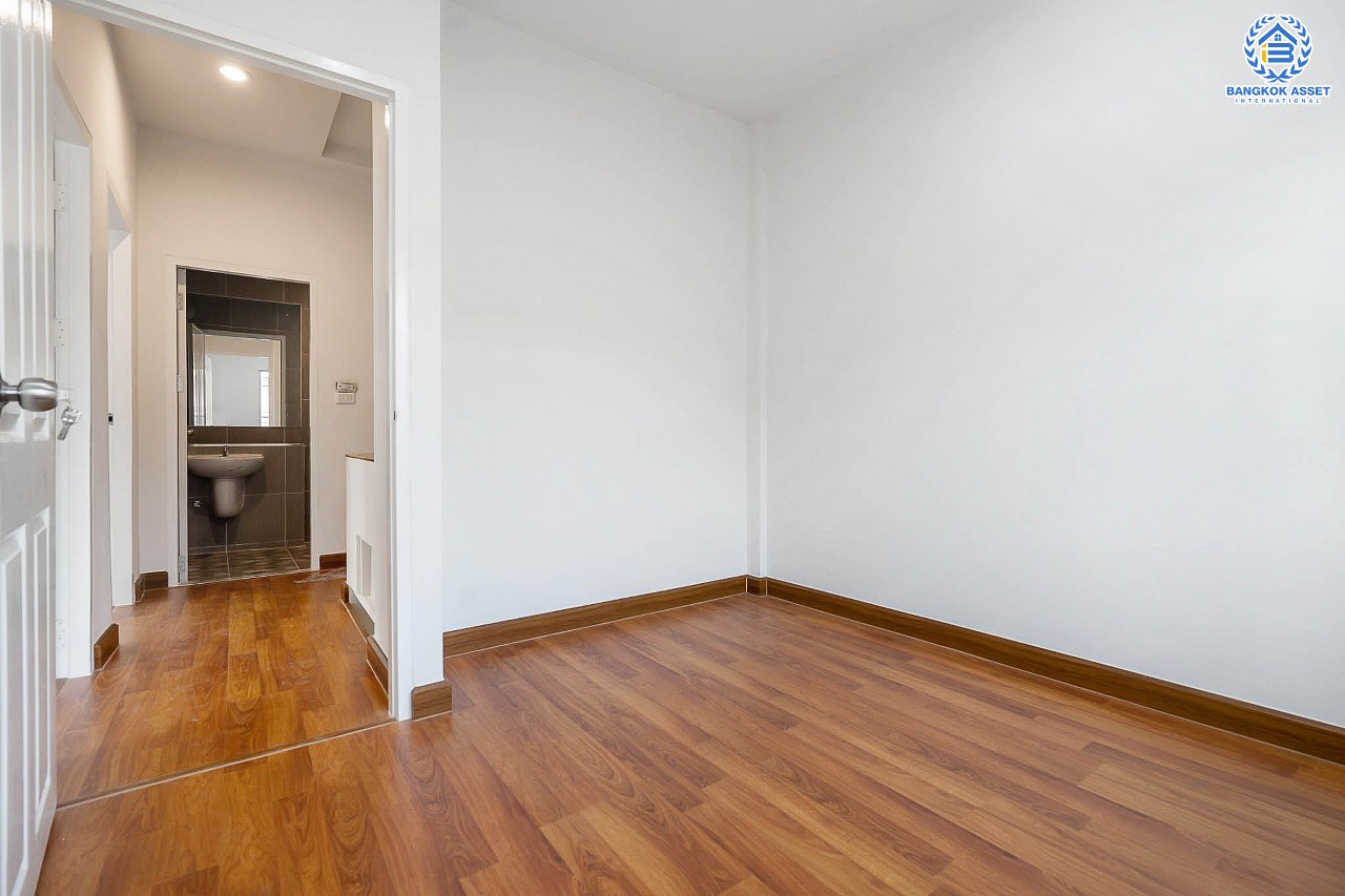 บ้านมือสองตกแต่งใหม่ ม.เดอะวิลล่า ราชพฤกษ์-ท่าอิฐ โซนต้นโครงการ #ห้องมุม หลังใหญ่ เนื้อที่ 24 ตร.ว. คุณภาพแบรนด์ Property Perfect ฟังก์ชั่นครบ! 3 ห้องนอน 2 ห้องน้ำ บนทำเลเยี่ยมเชื่อมต่อทั้งถ.รัตนาธิเบศร์ และถ.ราชพฤกษ์ และเพียง 10 นาที ถึงรถไฟฟ้า "สถานีบางรักน้อยท่าอิฐ"