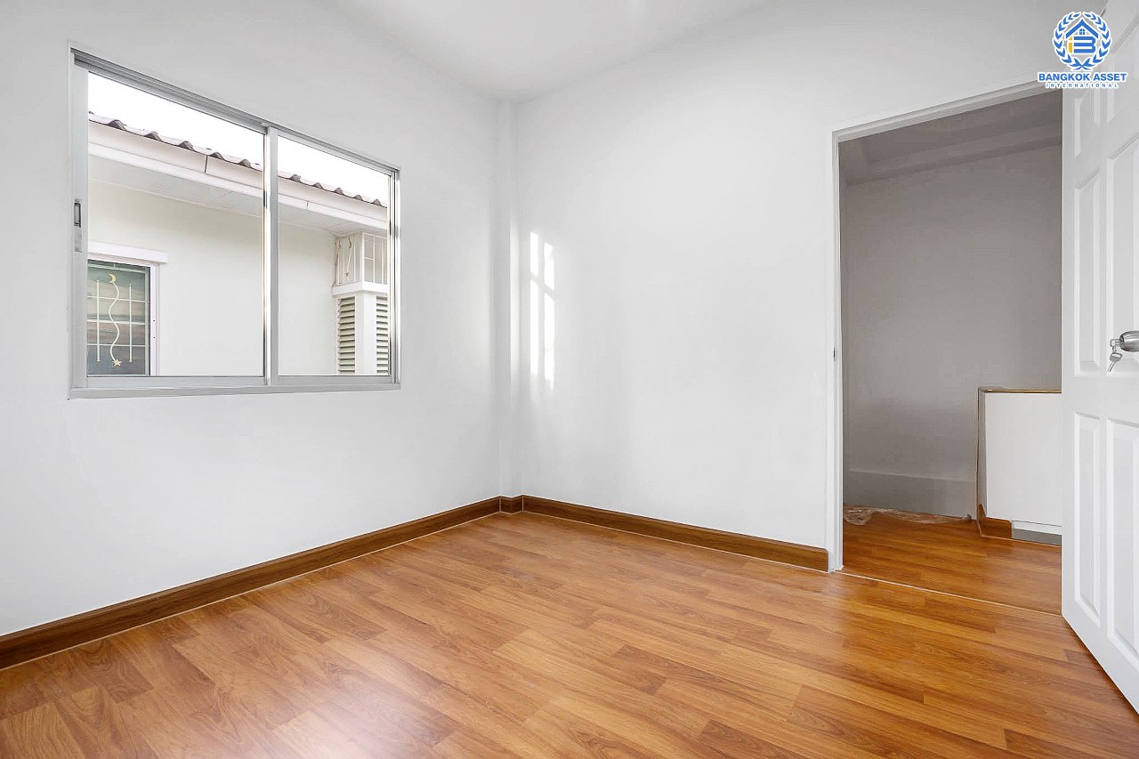 บ้านมือสองตกแต่งใหม่ ม.เดอะวิลล่า ราชพฤกษ์-ท่าอิฐ โซนต้นโครงการ #ห้องมุม หลังใหญ่ เนื้อที่ 24 ตร.ว. คุณภาพแบรนด์ Property Perfect ฟังก์ชั่นครบ! 3 ห้องนอน 2 ห้องน้ำ บนทำเลเยี่ยมเชื่อมต่อทั้งถ.รัตนาธิเบศร์ และถ.ราชพฤกษ์ และเพียง 10 นาที ถึงรถไฟฟ้า "สถานีบางรักน้อยท่าอิฐ"