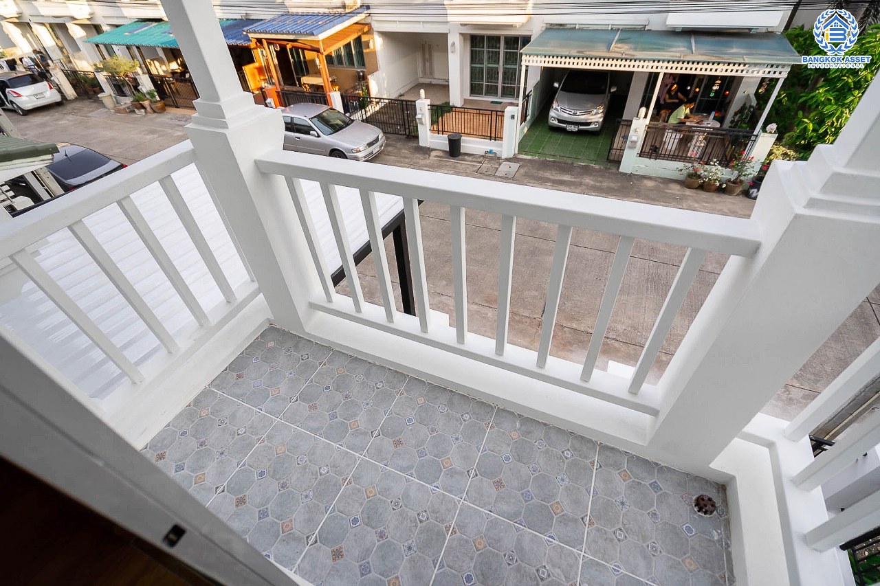 บ้านมือสองตกแต่งใหม่ ม.เดอะวิลล่า ราชพฤกษ์-ท่าอิฐ โซนต้นโครงการ #ห้องมุม หลังใหญ่ เนื้อที่ 24 ตร.ว. คุณภาพแบรนด์ Property Perfect ฟังก์ชั่นครบ! 3 ห้องนอน 2 ห้องน้ำ บนทำเลเยี่ยมเชื่อมต่อทั้งถ.รัตนาธิเบศร์ และถ.ราชพฤกษ์ และเพียง 10 นาที ถึงรถไฟฟ้า "สถานีบางรักน้อยท่าอิฐ"