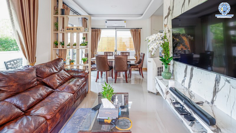 บ้านแฝดมือสองนนทบุรี ห้องมุม! ม.คิวดิสทริคท์ เวสต์เกต ตกแต่ง Built-In ทั้งหลัง พร้อมเฟอร์ฯ สวยแบบบ้านตัวอย่าง ฟังก์ชั่น 4 ห้องนอน 3 ห้องน้ำ โซนใกล้ส่วนกลาง บนทำเลดีที่สุด ใกล้รถไฟฟ้า และเซ็นทรัลเวสต์เกต