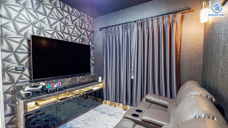 บ้านแฝดมือสองนนทบุรี ห้องมุม! ม.คิวดิสทริคท์ เวสต์เกต ตกแต่ง Built-In ทั้งหลัง พร้อมเฟอร์ฯ สวยแบบบ้านตัวอย่าง ฟังก์ชั่น 4 ห้องนอน 3 ห้องน้ำ โซนใกล้ส่วนกลาง บนทำเลดีที่สุด ใกล้รถไฟฟ้า และเซ็นทรัลเวสต์เกต