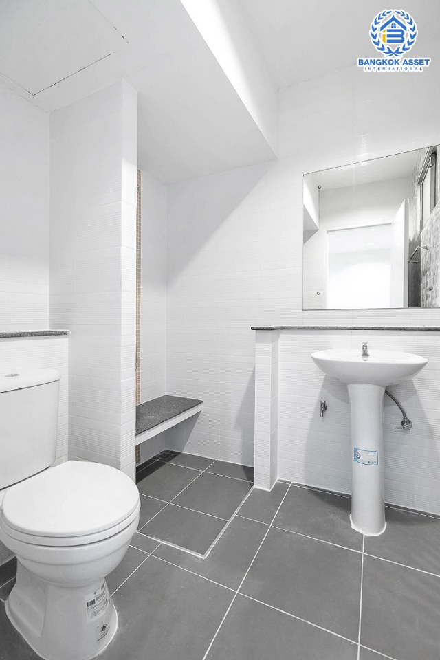 บ้านมือสองตกแต่งใหม่ ม.เดอะวิลล่า ราชพฤกษ์-ท่าอิฐ โซนใกล้ทะเลสาบและสวนสาธารณะ ตกแต่งสไตล์อบอุ่น เนื้อที่ 18 ตร.ว. คุณภาพแบรนด์ Property Perfect ฟังก์ชั่นครบ! 3 ห้องนอน 2 ห้องน้ำ บนทำเลเยี่ยมเชื่อมต่อทั้งถ.รัตนาธิเบศร์ และถ.ราชพฤกษ์ และเพียง 10 นาที ถึงรถไฟฟ้า "สถานีบางรักน้อยท่าอิฐ"...