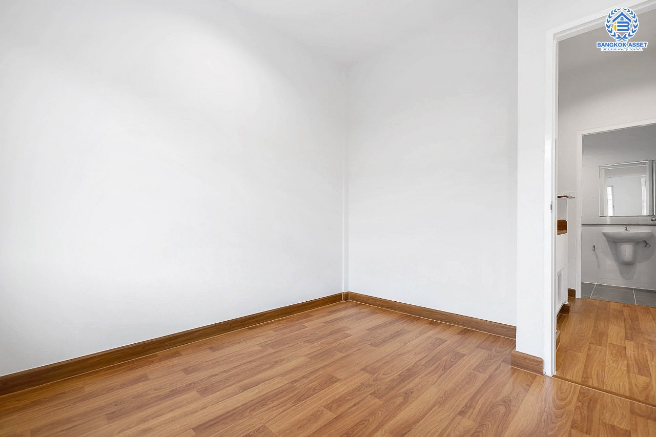 บ้านมือสองตกแต่งใหม่ ม.เดอะวิลล่า ราชพฤกษ์-ท่าอิฐ โซนใกล้ทะเลสาบและสวนสาธารณะ ตกแต่งสไตล์อบอุ่น เนื้อที่ 18 ตร.ว. คุณภาพแบรนด์ Property Perfect ฟังก์ชั่นครบ! 3 ห้องนอน 2 ห้องน้ำ บนทำเลเยี่ยมเชื่อมต่อทั้งถ.รัตนาธิเบศร์ และถ.ราชพฤกษ์ และเพียง 10 นาที ถึงรถไฟฟ้า "สถานีบางรักน้อยท่าอิฐ"...