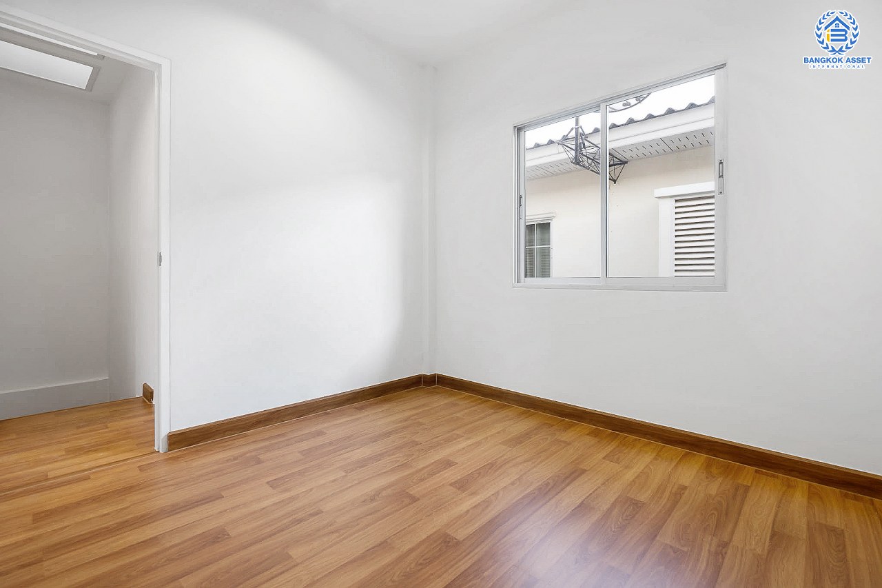 บ้านมือสองตกแต่งใหม่ ม.เดอะวิลล่า ราชพฤกษ์-ท่าอิฐ โซนใกล้ทะเลสาบและสวนสาธารณะ ตกแต่งสไตล์อบอุ่น เนื้อที่ 18 ตร.ว. คุณภาพแบรนด์ Property Perfect ฟังก์ชั่นครบ! 3 ห้องนอน 2 ห้องน้ำ บนทำเลเยี่ยมเชื่อมต่อทั้งถ.รัตนาธิเบศร์ และถ.ราชพฤกษ์ และเพียง 10 นาที ถึงรถไฟฟ้า "สถานีบางรักน้อยท่าอิฐ"...