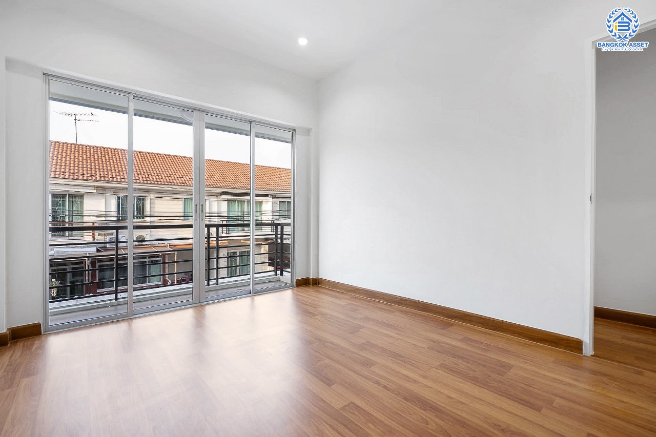 บ้านมือสองตกแต่งใหม่ ม.เดอะวิลล่า ราชพฤกษ์-ท่าอิฐ โซนใกล้ทะเลสาบและสวนสาธารณะ ตกแต่งสไตล์อบอุ่น เนื้อที่ 18 ตร.ว. คุณภาพแบรนด์ Property Perfect ฟังก์ชั่นครบ! 3 ห้องนอน 2 ห้องน้ำ บนทำเลเยี่ยมเชื่อมต่อทั้งถ.รัตนาธิเบศร์ และถ.ราชพฤกษ์ และเพียง 10 นาที ถึงรถไฟฟ้า "สถานีบางรักน้อยท่าอิฐ"...