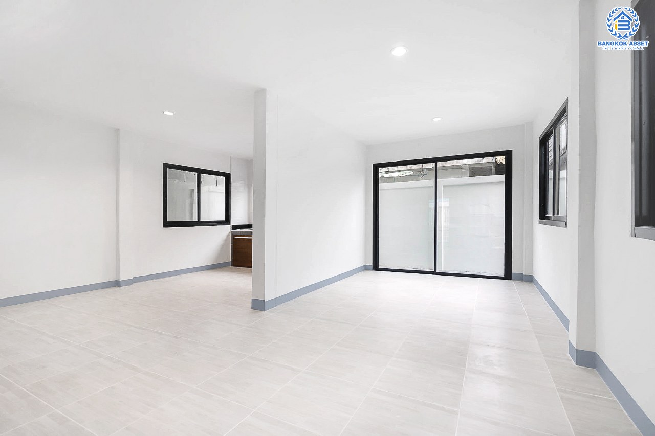 บ้านมือสองตกแต่งใหม่ ม.ลานทอง ติวานนท์-ปากเกร็ด หลังใหญ่พร้อมอยู่ บนเนื้อที่ 35 ตร.ว. ฟังก์ชั่น 3 ห้องนอน 2 ห้องน้ำ 2 ที่จอดรถ สะดวกทุกการเดินทาง บนทำเลติด ถ.ติวานนท์ ใกล้เซ็นทรัล และทางด่วน "แจ้งวัฒนะ" เพียง 5 นาทีถึง "ห้าแยกปากเกร็ด"...