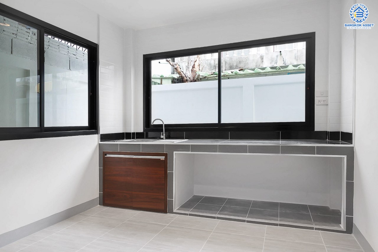 บ้านมือสองตกแต่งใหม่ ม.ลานทอง ติวานนท์-ปากเกร็ด หลังใหญ่พร้อมอยู่ บนเนื้อที่ 35 ตร.ว. ฟังก์ชั่น 3 ห้องนอน 2 ห้องน้ำ 2 ที่จอดรถ สะดวกทุกการเดินทาง บนทำเลติด ถ.ติวานนท์ ใกล้เซ็นทรัล และทางด่วน "แจ้งวัฒนะ" เพียง 5 นาทีถึง "ห้าแยกปากเกร็ด"...