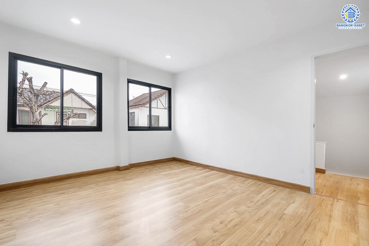 บ้านมือสองตกแต่งใหม่ ม.ลานทอง ติวานนท์-ปากเกร็ด หลังใหญ่พร้อมอยู่ บนเนื้อที่ 35 ตร.ว. ฟังก์ชั่น 3 ห้องนอน 2 ห้องน้ำ 2 ที่จอดรถ สะดวกทุกการเดินทาง บนทำเลติด ถ.ติวานนท์ ใกล้เซ็นทรัล และทางด่วน "แจ้งวัฒนะ" เพียง 5 นาทีถึง "ห้าแยกปากเกร็ด"...