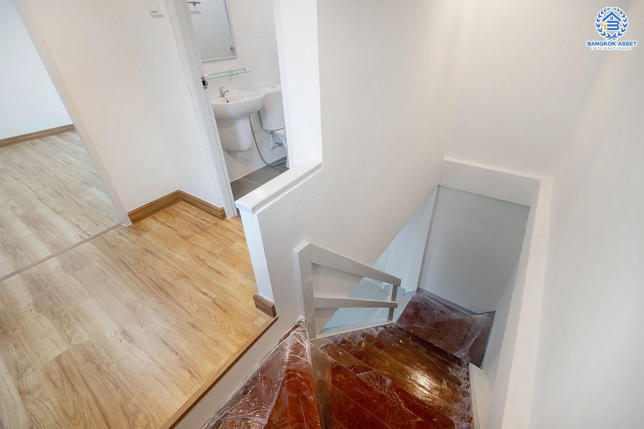 บ้านมือสองตกแต่งใหม่ ม.ลานทอง ติวานนท์-ปากเกร็ด หลังใหญ่พร้อมอยู่ บนเนื้อที่ 35 ตร.ว. ฟังก์ชั่น 3 ห้องนอน 2 ห้องน้ำ 2 ที่จอดรถ สะดวกทุกการเดินทาง บนทำเลติด ถ.ติวานนท์ ใกล้เซ็นทรัล และทางด่วน "แจ้งวัฒนะ" เพียง 5 นาทีถึง "ห้าแยกปากเกร็ด"...