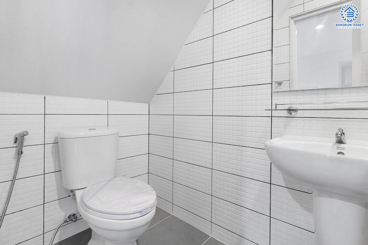 บ้านมือสองตกแต่งใหม่ ม.ลานทอง ติวานนท์-ปากเกร็ด หลังใหญ่พร้อมอยู่ บนเนื้อที่ 35 ตร.ว. ฟังก์ชั่น 3 ห้องนอน 2 ห้องน้ำ 2 ที่จอดรถ สะดวกทุกการเดินทาง บนทำเลติด ถ.ติวานนท์ ใกล้เซ็นทรัล และทางด่วน "แจ้งวัฒนะ" เพียง 5 นาทีถึง "ห้าแยกปากเกร็ด"...