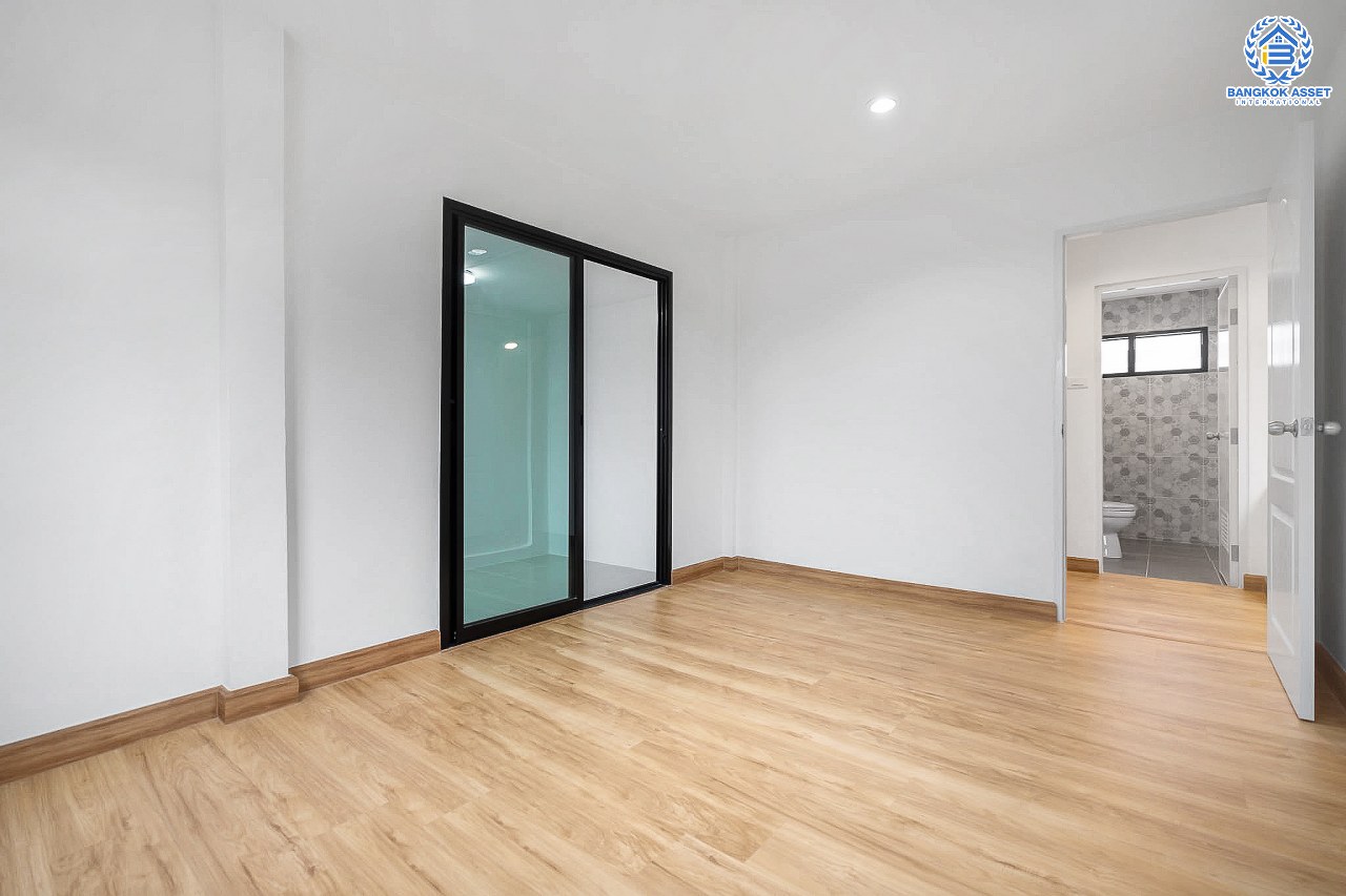 บ้านมือสองตกแต่งใหม่ ม.ลานทอง ติวานนท์-ปากเกร็ด หลังใหญ่พร้อมอยู่ บนเนื้อที่ 35 ตร.ว. ฟังก์ชั่น 3 ห้องนอน 2 ห้องน้ำ 2 ที่จอดรถ สะดวกทุกการเดินทาง บนทำเลติด ถ.ติวานนท์ ใกล้เซ็นทรัล และทางด่วน "แจ้งวัฒนะ" เพียง 5 นาทีถึง "ห้าแยกปากเกร็ด"...