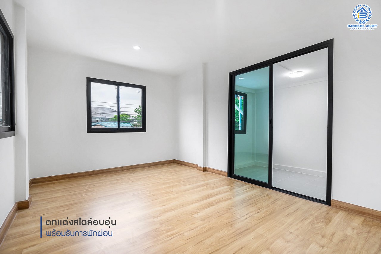 บ้านมือสองตกแต่งใหม่ ม.ลานทอง ติวานนท์-ปากเกร็ด หลังใหญ่พร้อมอยู่ บนเนื้อที่ 35 ตร.ว. ฟังก์ชั่น 3 ห้องนอน 2 ห้องน้ำ 2 ที่จอดรถ สะดวกทุกการเดินทาง บนทำเลติด ถ.ติวานนท์ ใกล้เซ็นทรัล และทางด่วน "แจ้งวัฒนะ" เพียง 5 นาทีถึง "ห้าแยกปากเกร็ด"...