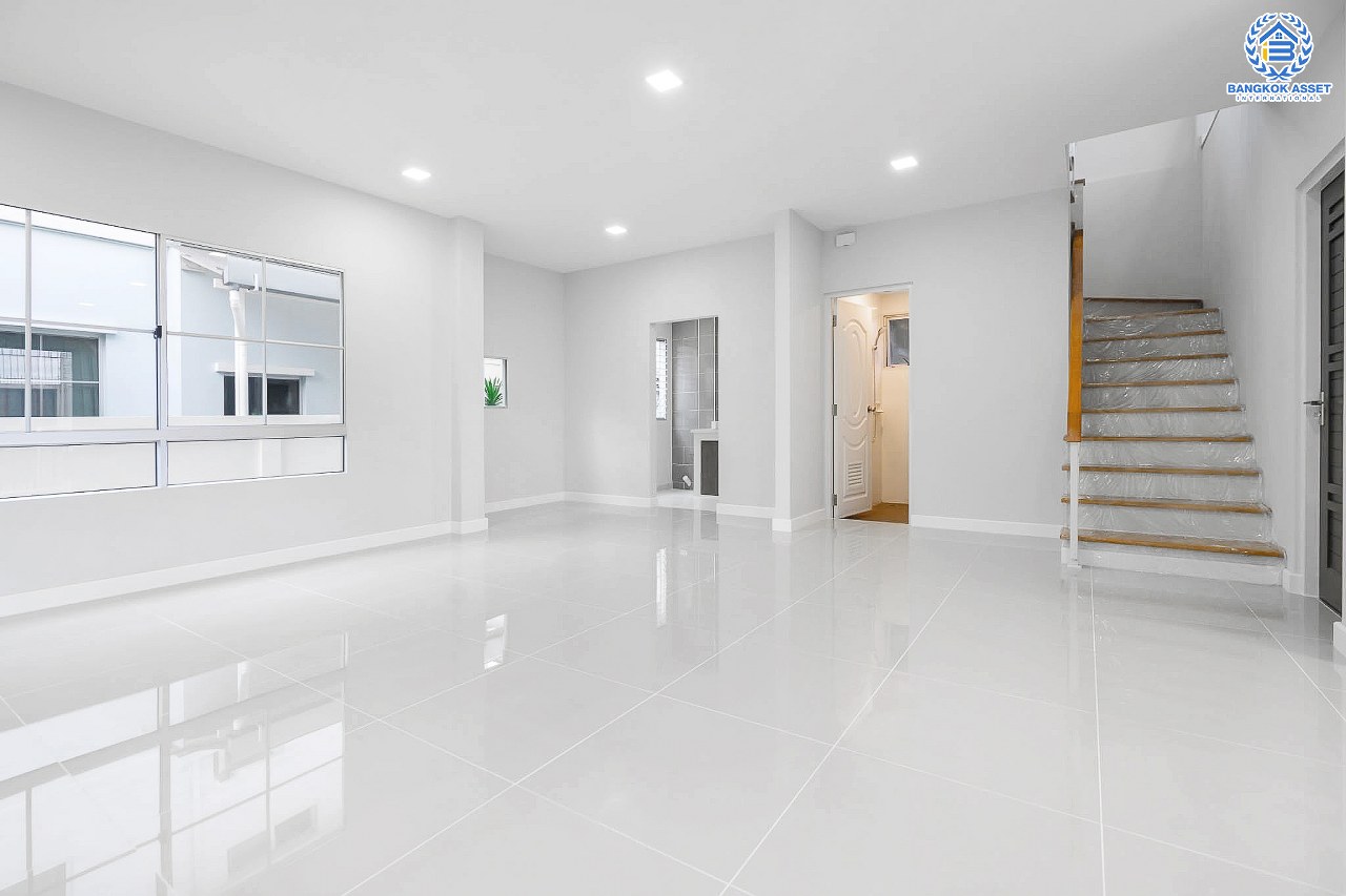 บ้านมือสองตกแต่งใหม่ คุณภาพLH ม.มัณฑนา ปิ่นเกล้า-พระราม5 #ห้องริมหลังใหญ่ บรรยากาศเป็นส่วนตัว หน้าบ้านไม่ติดใคร เนื้อที่ 61.3 ตร.ว. ฟังก์ชั่น 4 ห้องนอน (ต่อเติมห้องกระจกชั้นล่างปรับเปลี่ยนเป็นห้องนอนได้) 3 ห้องน้ำ 2 ที่จอดรถ มี Living Room พร้อม Facilities ครบครัน! บนทำเลเดินทางสะดวก ติดถ.นครอินทร์ ใกล้วงเวียนพระราม5 และจุดขึ้นทางด่วน "ศรีรัช"...