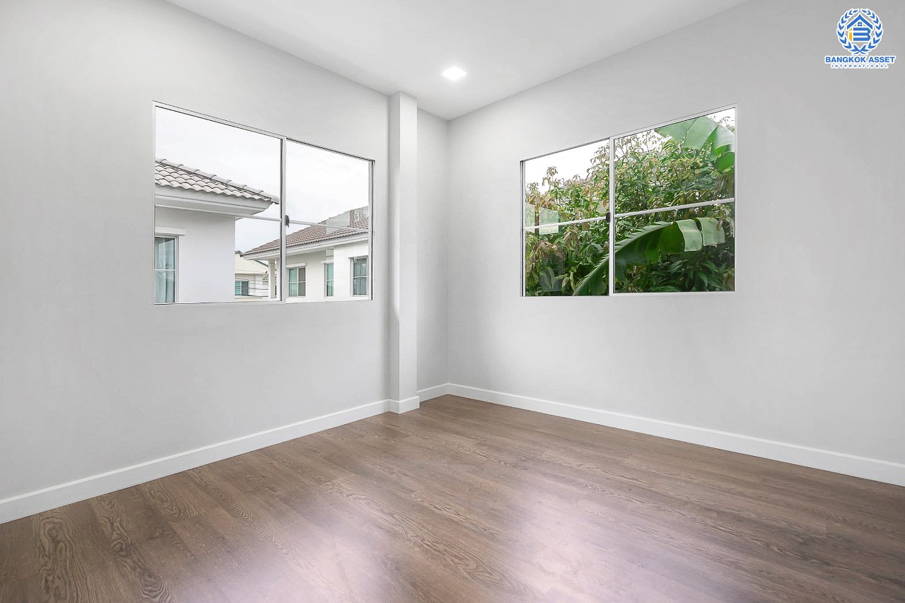 บ้านมือสองตกแต่งใหม่ คุณภาพLH ม.มัณฑนา ปิ่นเกล้า-พระราม5 #ห้องริมหลังใหญ่ บรรยากาศเป็นส่วนตัว หน้าบ้านไม่ติดใคร เนื้อที่ 61.3 ตร.ว. ฟังก์ชั่น 4 ห้องนอน (ต่อเติมห้องกระจกชั้นล่างปรับเปลี่ยนเป็นห้องนอนได้) 3 ห้องน้ำ 2 ที่จอดรถ มี Living Room พร้อม Facilities ครบครัน! บนทำเลเดินทางสะดวก ติดถ.นครอินทร์ ใกล้วงเวียนพระราม5 และจุดขึ้นทางด่วน "ศรีรัช"...