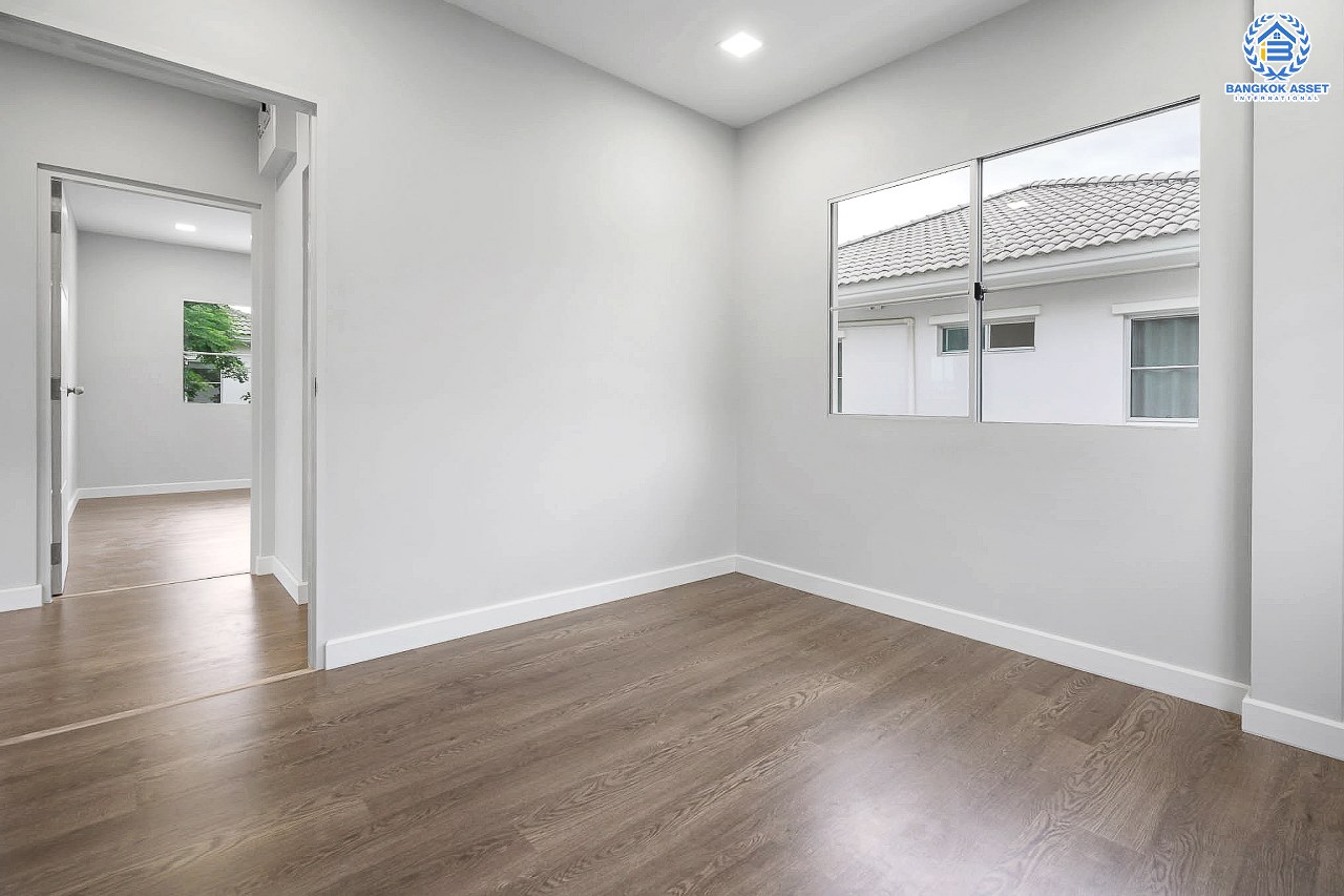 บ้านมือสองตกแต่งใหม่ คุณภาพLH ม.มัณฑนา ปิ่นเกล้า-พระราม5 #ห้องริมหลังใหญ่ บรรยากาศเป็นส่วนตัว หน้าบ้านไม่ติดใคร เนื้อที่ 61.3 ตร.ว. ฟังก์ชั่น 4 ห้องนอน (ต่อเติมห้องกระจกชั้นล่างปรับเปลี่ยนเป็นห้องนอนได้) 3 ห้องน้ำ 2 ที่จอดรถ มี Living Room พร้อม Facilities ครบครัน! บนทำเลเดินทางสะดวก ติดถ.นครอินทร์ ใกล้วงเวียนพระราม5 และจุดขึ้นทางด่วน "ศรีรัช"...