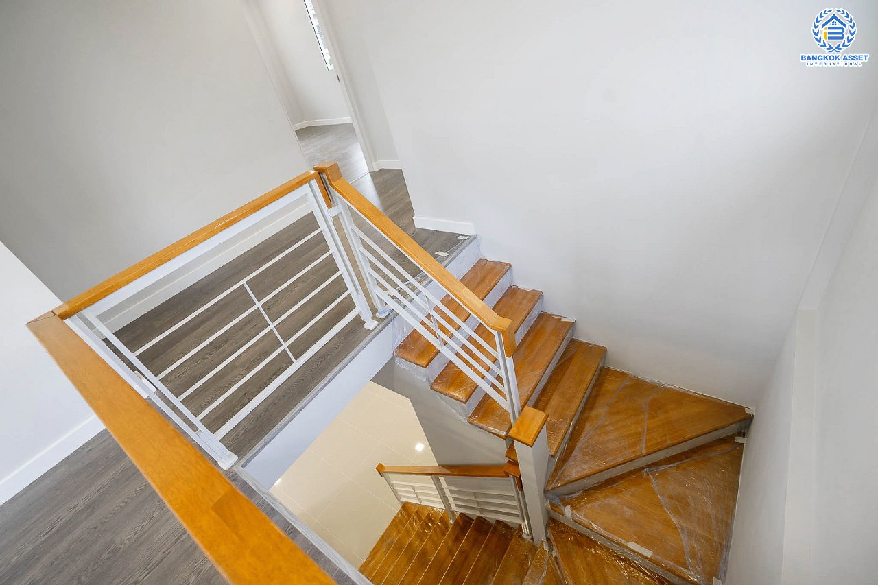 บ้านมือสองตกแต่งใหม่ คุณภาพLH ม.มัณฑนา ปิ่นเกล้า-พระราม5 #ห้องริมหลังใหญ่ บรรยากาศเป็นส่วนตัว หน้าบ้านไม่ติดใคร เนื้อที่ 61.3 ตร.ว. ฟังก์ชั่น 4 ห้องนอน (ต่อเติมห้องกระจกชั้นล่างปรับเปลี่ยนเป็นห้องนอนได้) 3 ห้องน้ำ 2 ที่จอดรถ มี Living Room พร้อม Facilities ครบครัน! บนทำเลเดินทางสะดวก ติดถ.นครอินทร์ ใกล้วงเวียนพระราม5 และจุดขึ้นทางด่วน "ศรีรัช"...