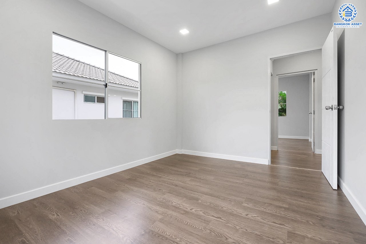 บ้านมือสองตกแต่งใหม่ คุณภาพLH ม.มัณฑนา ปิ่นเกล้า-พระราม5 #ห้องริมหลังใหญ่ บรรยากาศเป็นส่วนตัว หน้าบ้านไม่ติดใคร เนื้อที่ 61.3 ตร.ว. ฟังก์ชั่น 4 ห้องนอน (ต่อเติมห้องกระจกชั้นล่างปรับเปลี่ยนเป็นห้องนอนได้) 3 ห้องน้ำ 2 ที่จอดรถ มี Living Room พร้อม Facilities ครบครัน! บนทำเลเดินทางสะดวก ติดถ.นครอินทร์ ใกล้วงเวียนพระราม5 และจุดขึ้นทางด่วน "ศรีรัช"...