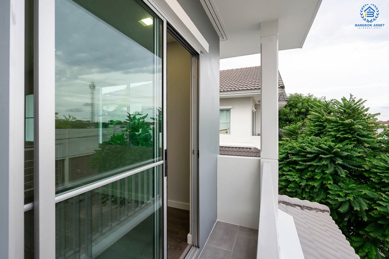 บ้านมือสองตกแต่งใหม่ คุณภาพLH ม.มัณฑนา ปิ่นเกล้า-พระราม5 #ห้องริมหลังใหญ่ บรรยากาศเป็นส่วนตัว หน้าบ้านไม่ติดใคร เนื้อที่ 61.3 ตร.ว. ฟังก์ชั่น 4 ห้องนอน (ต่อเติมห้องกระจกชั้นล่างปรับเปลี่ยนเป็นห้องนอนได้) 3 ห้องน้ำ 2 ที่จอดรถ มี Living Room พร้อม Facilities ครบครัน! บนทำเลเดินทางสะดวก ติดถ.นครอินทร์ ใกล้วงเวียนพระราม5 และจุดขึ้นทางด่วน "ศรีรัช"...