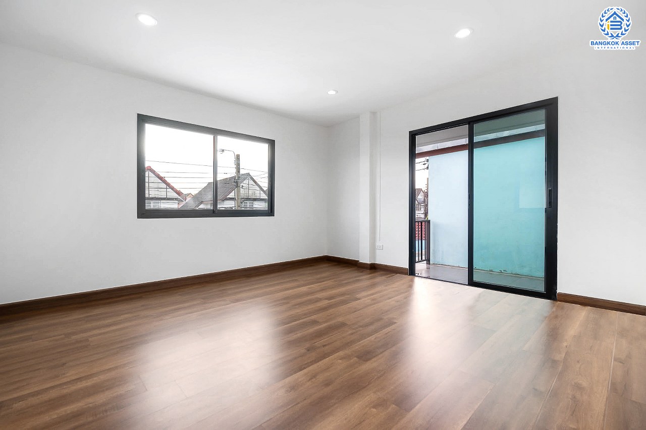 บ้านมือสองตกแต่งใหม่ ม.ลานทอง ติวานนท์-ปากเกร็ด บ้านแฝดหลังใหญ่พร้อมอยู่ เนื้อที่ 40 ตร.ว. ฟังก์ชั่น 3 ห้องนอน 2 ห้องน้ำ 2 ที่จอดรถ (มีห้องนอนชั้นล่างรองรับครอบครัวที่มีผู้สูงอายุ) ครัวกว้าง ต่อเติมครบ สะดวกทุกการเดินทาง บนทำเลติด ถ.ติวานนท์ ใกล้เซ็นทรัล และทางด่วน "แจ้งวัฒนะ" เพียง 5 นาทีถึง "ห้าแยกปากเกร็ด"...