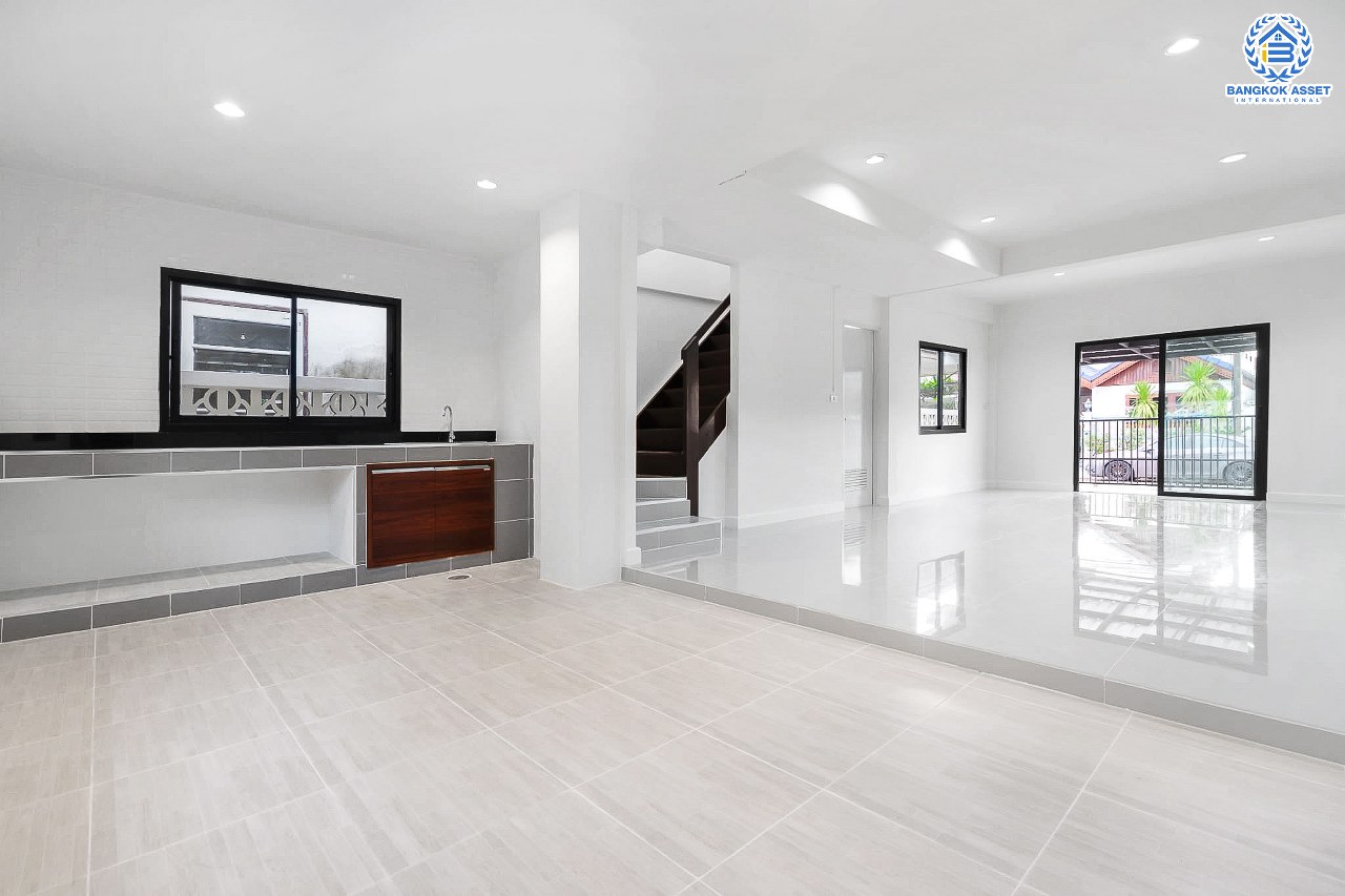 บ้านมือสองตกแต่งใหม่ ม.ลานทอง ติวานนท์-ปากเกร็ด บ้านแฝดหลังใหญ่พร้อมอยู่ เนื้อที่ 40 ตร.ว. ฟังก์ชั่น 3 ห้องนอน 2 ห้องน้ำ 2 ที่จอดรถ (มีห้องนอนชั้นล่างรองรับครอบครัวที่มีผู้สูงอายุ) ครัวกว้าง ต่อเติมครบ สะดวกทุกการเดินทาง บนทำเลติด ถ.ติวานนท์ ใกล้เซ็นทรัล และทางด่วน "แจ้งวัฒนะ" เพียง 5 นาทีถึง "ห้าแยกปากเกร็ด"...