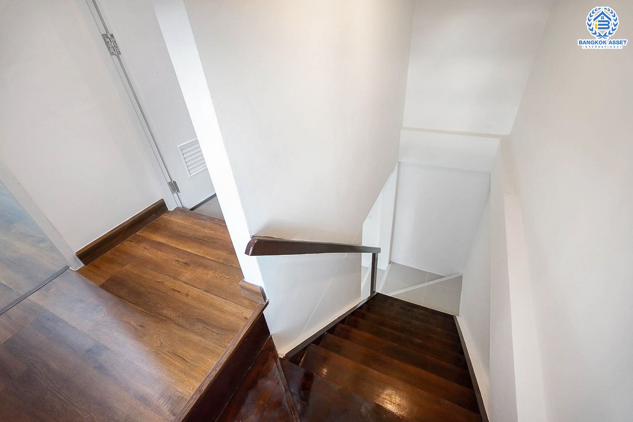 บ้านมือสองตกแต่งใหม่ ม.ลานทอง ติวานนท์-ปากเกร็ด บ้านแฝดหลังใหญ่พร้อมอยู่ เนื้อที่ 40 ตร.ว. ฟังก์ชั่น 3 ห้องนอน 2 ห้องน้ำ 2 ที่จอดรถ (มีห้องนอนชั้นล่างรองรับครอบครัวที่มีผู้สูงอายุ) ครัวกว้าง ต่อเติมครบ สะดวกทุกการเดินทาง บนทำเลติด ถ.ติวานนท์ ใกล้เซ็นทรัล และทางด่วน "แจ้งวัฒนะ" เพียง 5 นาทีถึง "ห้าแยกปากเกร็ด"...