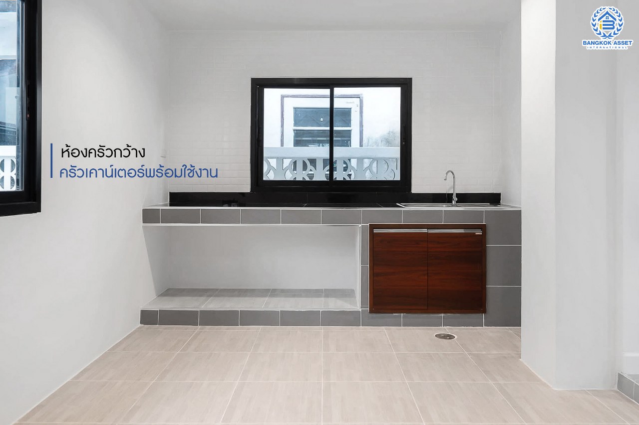 บ้านมือสองตกแต่งใหม่ ม.ลานทอง ติวานนท์-ปากเกร็ด บ้านแฝดหลังใหญ่พร้อมอยู่ เนื้อที่ 40 ตร.ว. ฟังก์ชั่น 3 ห้องนอน 2 ห้องน้ำ 2 ที่จอดรถ (มีห้องนอนชั้นล่างรองรับครอบครัวที่มีผู้สูงอายุ) ครัวกว้าง ต่อเติมครบ สะดวกทุกการเดินทาง บนทำเลติด ถ.ติวานนท์ ใกล้เซ็นทรัล และทางด่วน "แจ้งวัฒนะ" เพียง 5 นาทีถึง "ห้าแยกปากเกร็ด"...