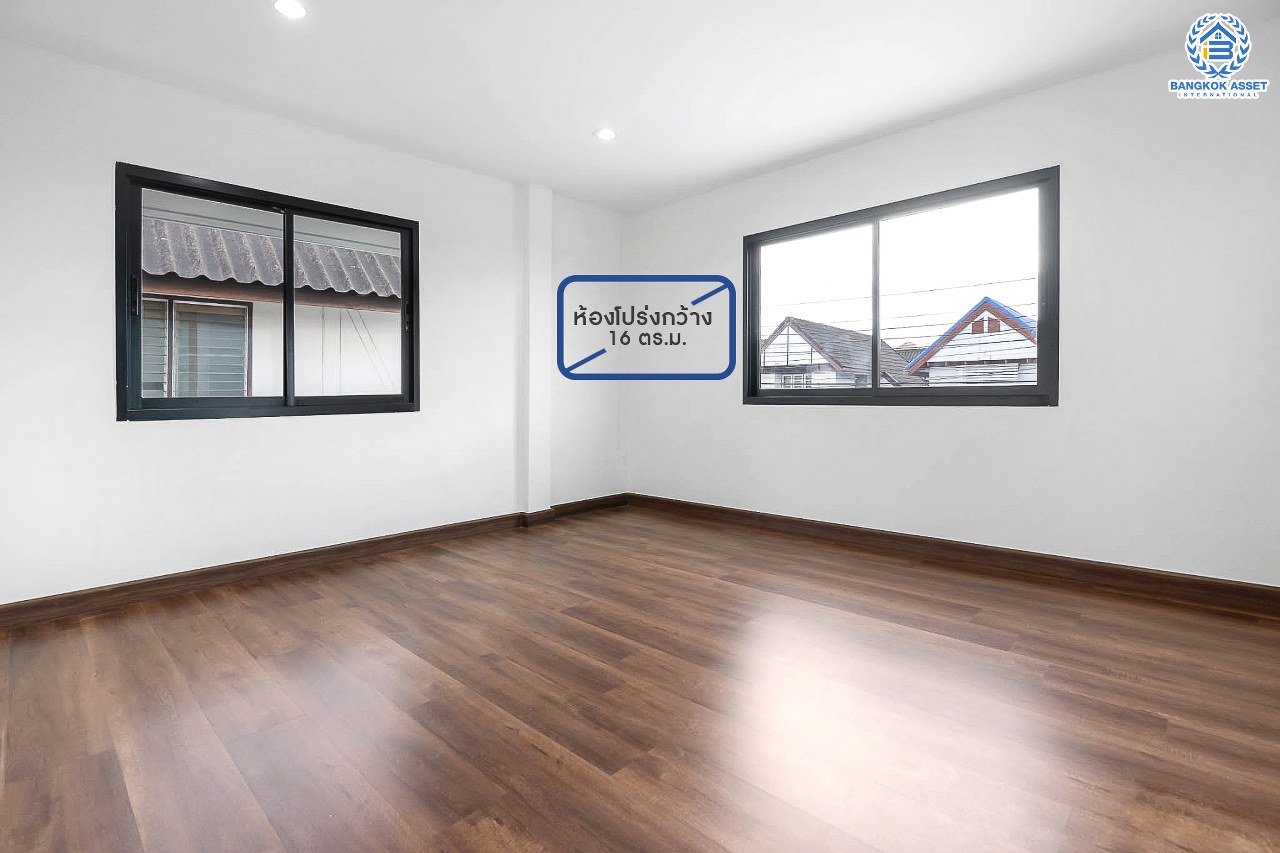 บ้านมือสองตกแต่งใหม่ ม.ลานทอง ติวานนท์-ปากเกร็ด บ้านแฝดหลังใหญ่พร้อมอยู่ เนื้อที่ 40 ตร.ว. ฟังก์ชั่น 3 ห้องนอน 2 ห้องน้ำ 2 ที่จอดรถ (มีห้องนอนชั้นล่างรองรับครอบครัวที่มีผู้สูงอายุ) ครัวกว้าง ต่อเติมครบ สะดวกทุกการเดินทาง บนทำเลติด ถ.ติวานนท์ ใกล้เซ็นทรัล และทางด่วน "แจ้งวัฒนะ" เพียง 5 นาทีถึง "ห้าแยกปากเกร็ด"...