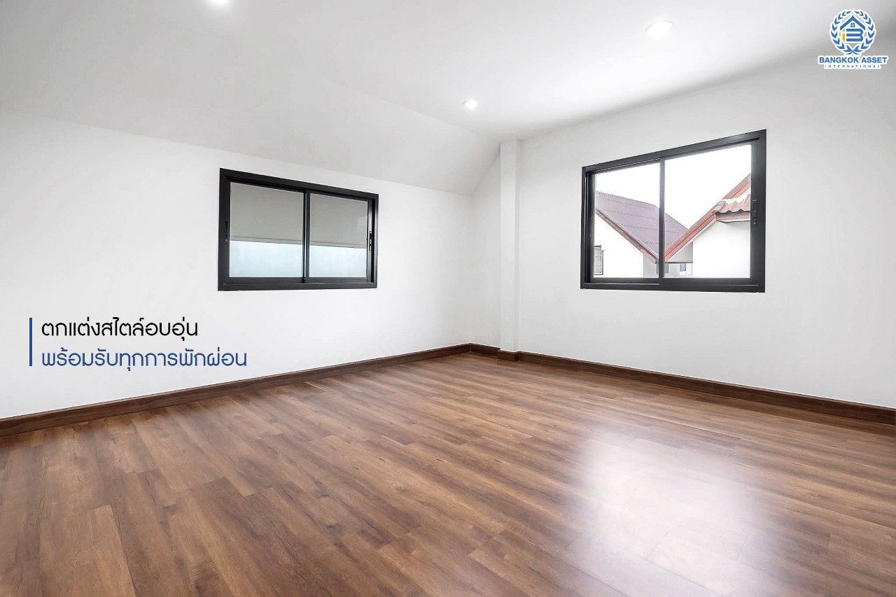 บ้านมือสองตกแต่งใหม่ ม.ลานทอง ติวานนท์-ปากเกร็ด บ้านแฝดหลังใหญ่พร้อมอยู่ เนื้อที่ 40 ตร.ว. ฟังก์ชั่น 3 ห้องนอน 2 ห้องน้ำ 2 ที่จอดรถ (มีห้องนอนชั้นล่างรองรับครอบครัวที่มีผู้สูงอายุ) ครัวกว้าง ต่อเติมครบ สะดวกทุกการเดินทาง บนทำเลติด ถ.ติวานนท์ ใกล้เซ็นทรัล และทางด่วน "แจ้งวัฒนะ" เพียง 5 นาทีถึง "ห้าแยกปากเกร็ด"...