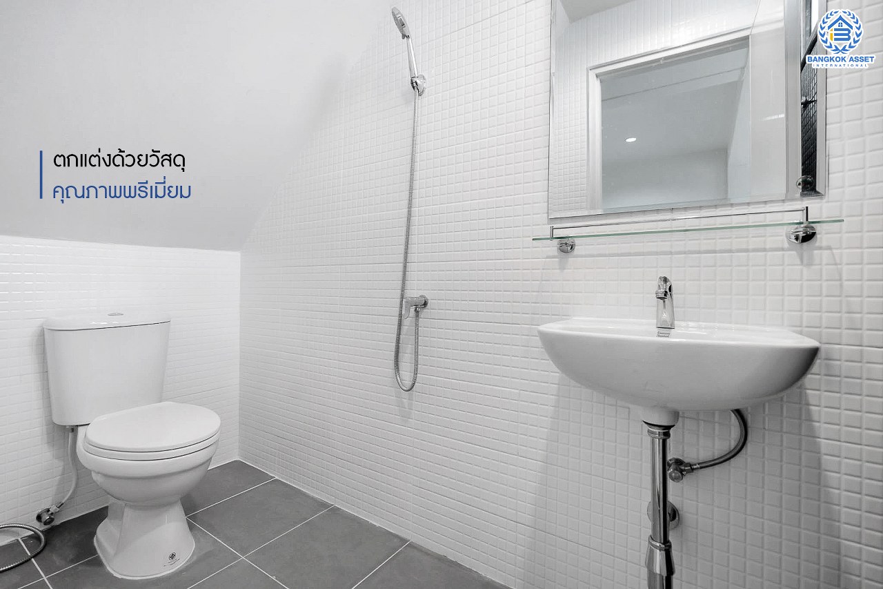 บ้านมือสองตกแต่งใหม่ ม.ลานทอง ติวานนท์-ปากเกร็ด บ้านแฝดหลังใหญ่พร้อมอยู่ เนื้อที่ 40 ตร.ว. ฟังก์ชั่น 3 ห้องนอน 2 ห้องน้ำ 2 ที่จอดรถ (มีห้องนอนชั้นล่างรองรับครอบครัวที่มีผู้สูงอายุ) ครัวกว้าง ต่อเติมครบ สะดวกทุกการเดินทาง บนทำเลติด ถ.ติวานนท์ ใกล้เซ็นทรัล และทางด่วน "แจ้งวัฒนะ" เพียง 5 นาทีถึง "ห้าแยกปากเกร็ด"...