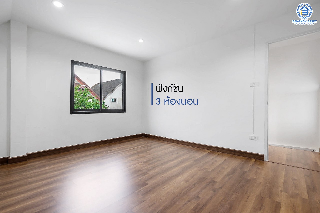 บ้านมือสองตกแต่งใหม่ ม.ลานทอง ติวานนท์-ปากเกร็ด บ้านแฝดหลังใหญ่พร้อมอยู่ เนื้อที่ 40 ตร.ว. ฟังก์ชั่น 3 ห้องนอน 2 ห้องน้ำ 2 ที่จอดรถ (มีห้องนอนชั้นล่างรองรับครอบครัวที่มีผู้สูงอายุ) ครัวกว้าง ต่อเติมครบ สะดวกทุกการเดินทาง บนทำเลติด ถ.ติวานนท์ ใกล้เซ็นทรัล และทางด่วน "แจ้งวัฒนะ" เพียง 5 นาทีถึง "ห้าแยกปากเกร็ด"...