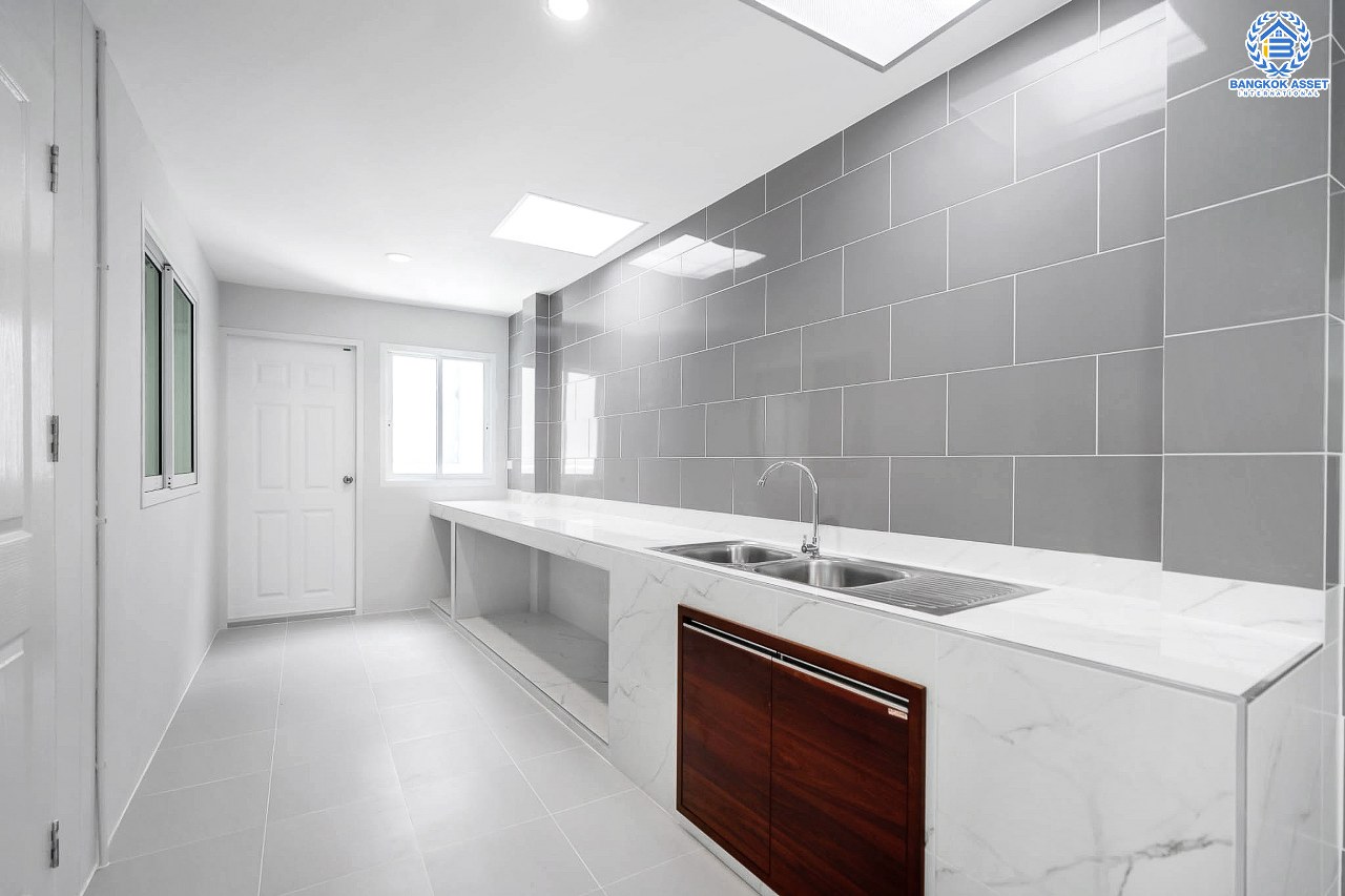 บ้านมือสองตกแต่งใหม่ ทำเลเยี่ยม เพียง 100 เมตรถึงMRT “สถานีบางกระสอ” ม.สัมพันธ์วิลล่า ติวานนท์-แคราย บ้านแฝดหลังใหญ่ เนื้อที่ 44 ตร.ว. ฟังก์ชั่นระดับบ้านเดี่ยว 4 ห้องนอน 2 ห้องน้ำ 2 ที่จอดรถ ติดถนนรัตนาธิเบศร์ เข้า-ออกได้ถึง 3 เส้นทางสายหลัก ใกล้เซ็นทรัลรัตนาธิเบศร์ และเพียง 5 นาที ถึงทางด่วน "งามวงศ์วาน"