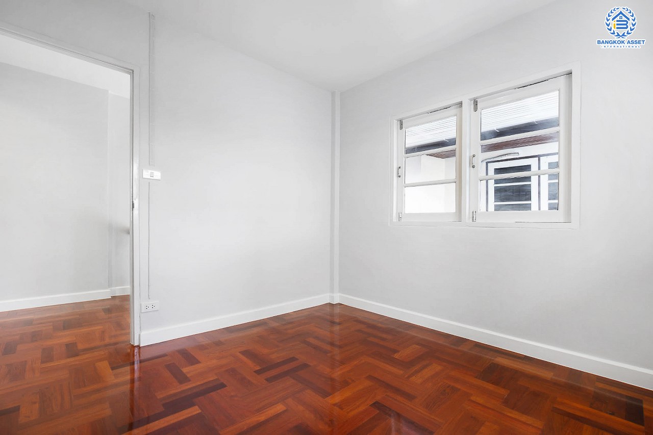 บ้านมือสองตกแต่งใหม่ ทำเลเยี่ยม เพียง 100 เมตรถึงMRT “สถานีบางกระสอ” ม.สัมพันธ์วิลล่า ติวานนท์-แคราย บ้านแฝดหลังใหญ่ เนื้อที่ 44 ตร.ว. ฟังก์ชั่นระดับบ้านเดี่ยว 4 ห้องนอน 2 ห้องน้ำ 2 ที่จอดรถ ติดถนนรัตนาธิเบศร์ เข้า-ออกได้ถึง 3 เส้นทางสายหลัก ใกล้เซ็นทรัลรัตนาธิเบศร์ และเพียง 5 นาที ถึงทางด่วน "งามวงศ์วาน"