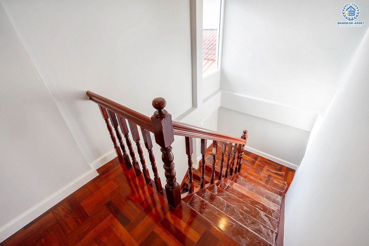 บ้านมือสองตกแต่งใหม่ ทำเลเยี่ยม เพียง 100 เมตรถึงMRT “สถานีบางกระสอ” ม.สัมพันธ์วิลล่า ติวานนท์-แคราย บ้านแฝดหลังใหญ่ เนื้อที่ 44 ตร.ว. ฟังก์ชั่นระดับบ้านเดี่ยว 4 ห้องนอน 2 ห้องน้ำ 2 ที่จอดรถ ติดถนนรัตนาธิเบศร์ เข้า-ออกได้ถึง 3 เส้นทางสายหลัก ใกล้เซ็นทรัลรัตนาธิเบศร์ และเพียง 5 นาที ถึงทางด่วน "งามวงศ์วาน"