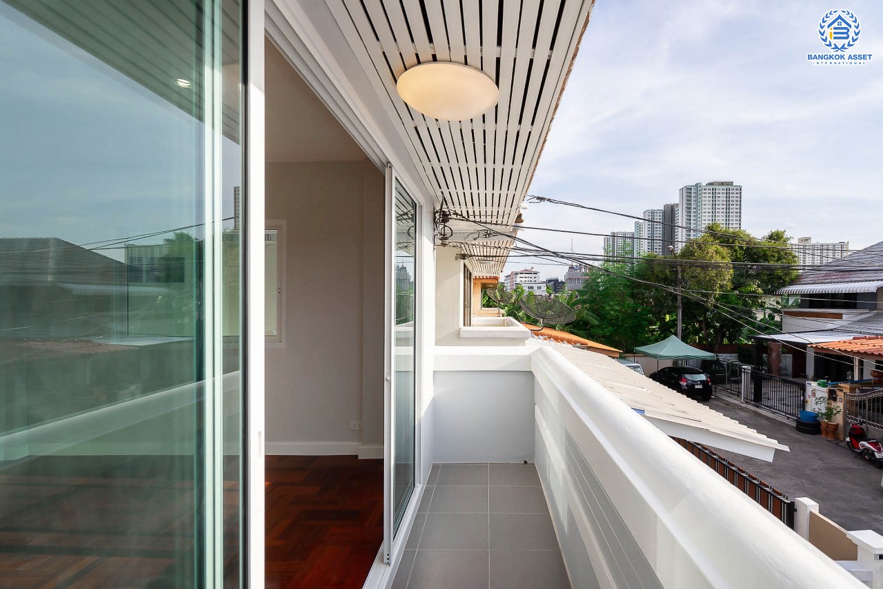 บ้านมือสองตกแต่งใหม่ ทำเลเยี่ยม เพียง 100 เมตรถึงMRT “สถานีบางกระสอ” ม.สัมพันธ์วิลล่า ติวานนท์-แคราย บ้านแฝดหลังใหญ่ เนื้อที่ 44 ตร.ว. ฟังก์ชั่นระดับบ้านเดี่ยว 4 ห้องนอน 2 ห้องน้ำ 2 ที่จอดรถ ติดถนนรัตนาธิเบศร์ เข้า-ออกได้ถึง 3 เส้นทางสายหลัก ใกล้เซ็นทรัลรัตนาธิเบศร์ และเพียง 5 นาที ถึงทางด่วน "งามวงศ์วาน"