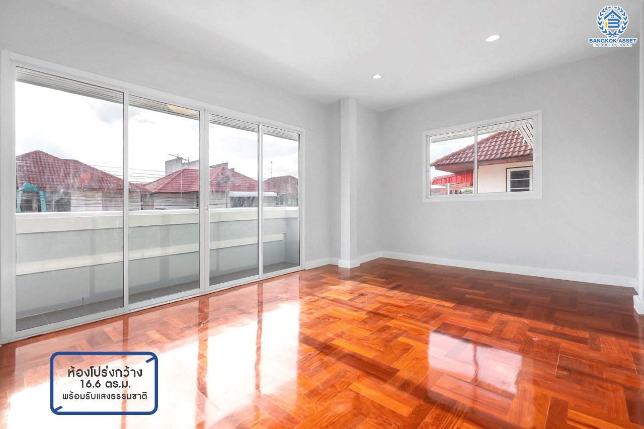 บ้านมือสองตกแต่งใหม่ ทำเลเยี่ยม เพียง 100 เมตรถึงMRT “สถานีบางกระสอ” ม.สัมพันธ์วิลล่า ติวานนท์-แคราย บ้านแฝดหลังใหญ่ เนื้อที่ 44 ตร.ว. ฟังก์ชั่นระดับบ้านเดี่ยว 4 ห้องนอน 2 ห้องน้ำ 2 ที่จอดรถ ติดถนนรัตนาธิเบศร์ เข้า-ออกได้ถึง 3 เส้นทางสายหลัก ใกล้เซ็นทรัลรัตนาธิเบศร์ และเพียง 5 นาที ถึงทางด่วน "งามวงศ์วาน"