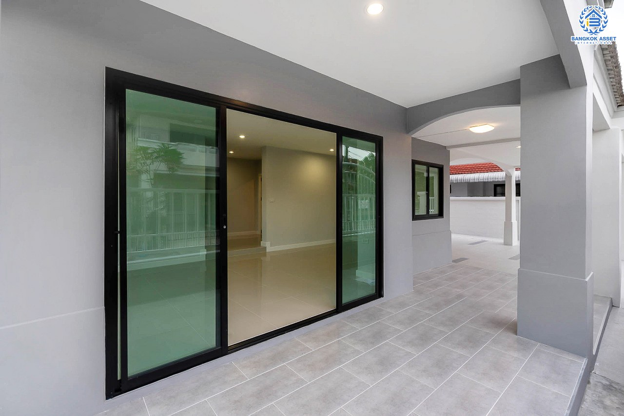 บ้านมือสองตกแต่งใหม่ ม.เดอะเลกาซี่ ปิ่นเกล้า #ห้องริม หลังใหญ่พร้อมอยู่ เนื้อที่ 57.3 ตร.ว. ฟังก์ชั่นจัดเต็ม 5 ห้องนอน(มีห้องแม่บ้าน) 3 ห้องน้ำ ภายในกว้างขวาง คัดสรรวัสดุเกรดพรีเมี่ยม ทำเลใกล้ถ.กาญจนาภิเษก และเดอะมอลล์บางแค สามารถเชื่อมต่อจรัญสนิทวงศ์ได้อย่างรวดเร็ว