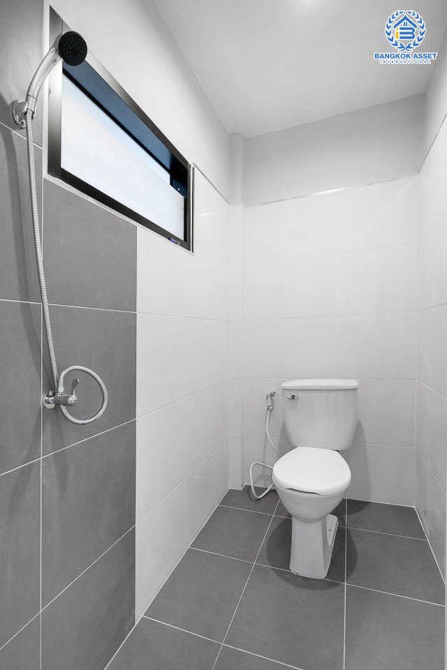 บ้านมือสองตกแต่งใหม่ ม.เดอะเลกาซี่ ปิ่นเกล้า #ห้องริม หลังใหญ่พร้อมอยู่ เนื้อที่ 57.3 ตร.ว. ฟังก์ชั่นจัดเต็ม 5 ห้องนอน(มีห้องแม่บ้าน) 3 ห้องน้ำ ภายในกว้างขวาง คัดสรรวัสดุเกรดพรีเมี่ยม ทำเลใกล้ถ.กาญจนาภิเษก และเดอะมอลล์บางแค สามารถเชื่อมต่อจรัญสนิทวงศ์ได้อย่างรวดเร็ว