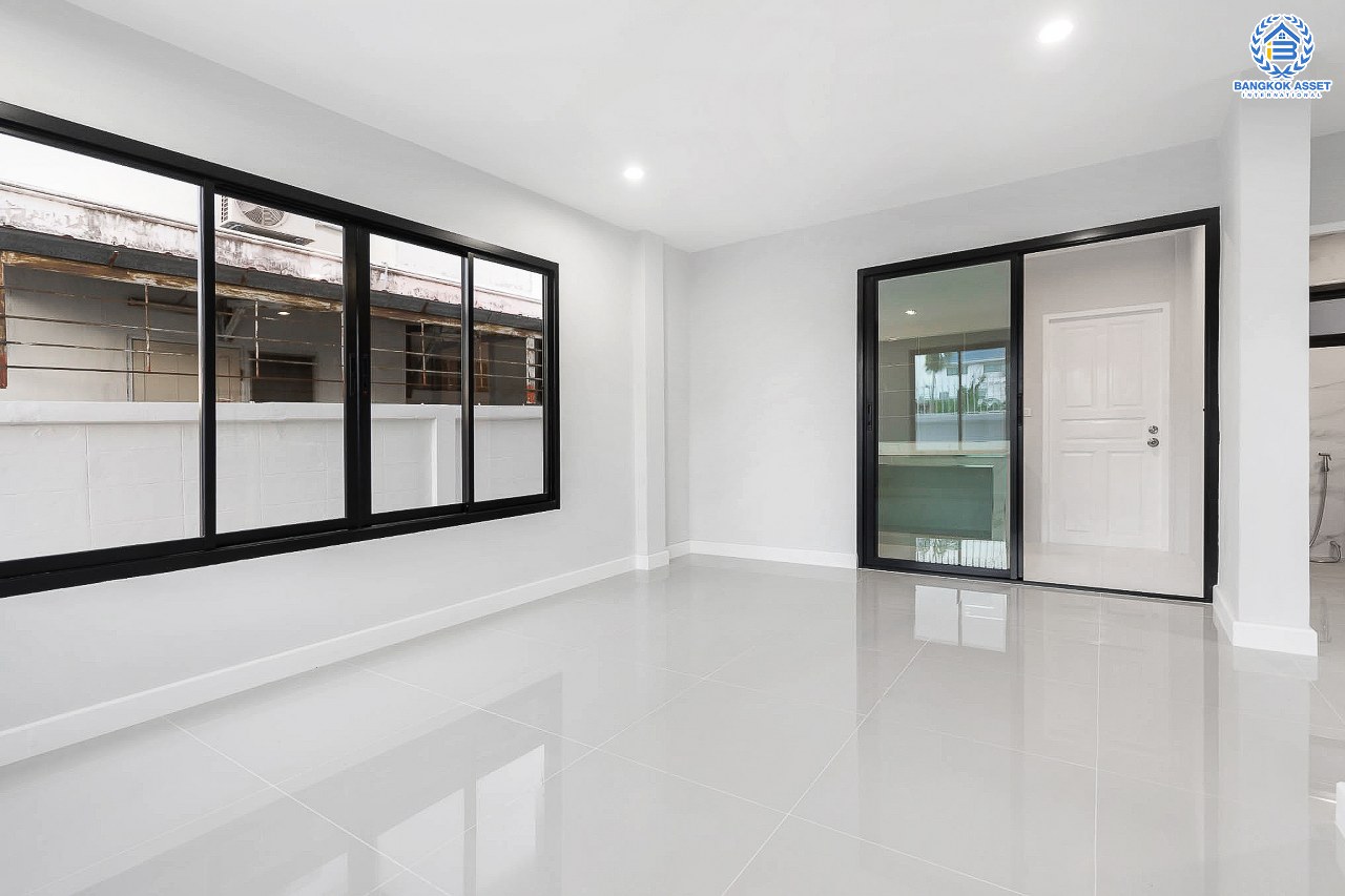 บ้านมือสองตกแต่งใหม่ ม.เดอะเลกาซี่ ปิ่นเกล้า #ห้องริม หลังใหญ่พร้อมอยู่ เนื้อที่ 57.3 ตร.ว. ฟังก์ชั่นจัดเต็ม 5 ห้องนอน(มีห้องแม่บ้าน) 3 ห้องน้ำ ภายในกว้างขวาง คัดสรรวัสดุเกรดพรีเมี่ยม ทำเลใกล้ถ.กาญจนาภิเษก และเดอะมอลล์บางแค สามารถเชื่อมต่อจรัญสนิทวงศ์ได้อย่างรวดเร็ว