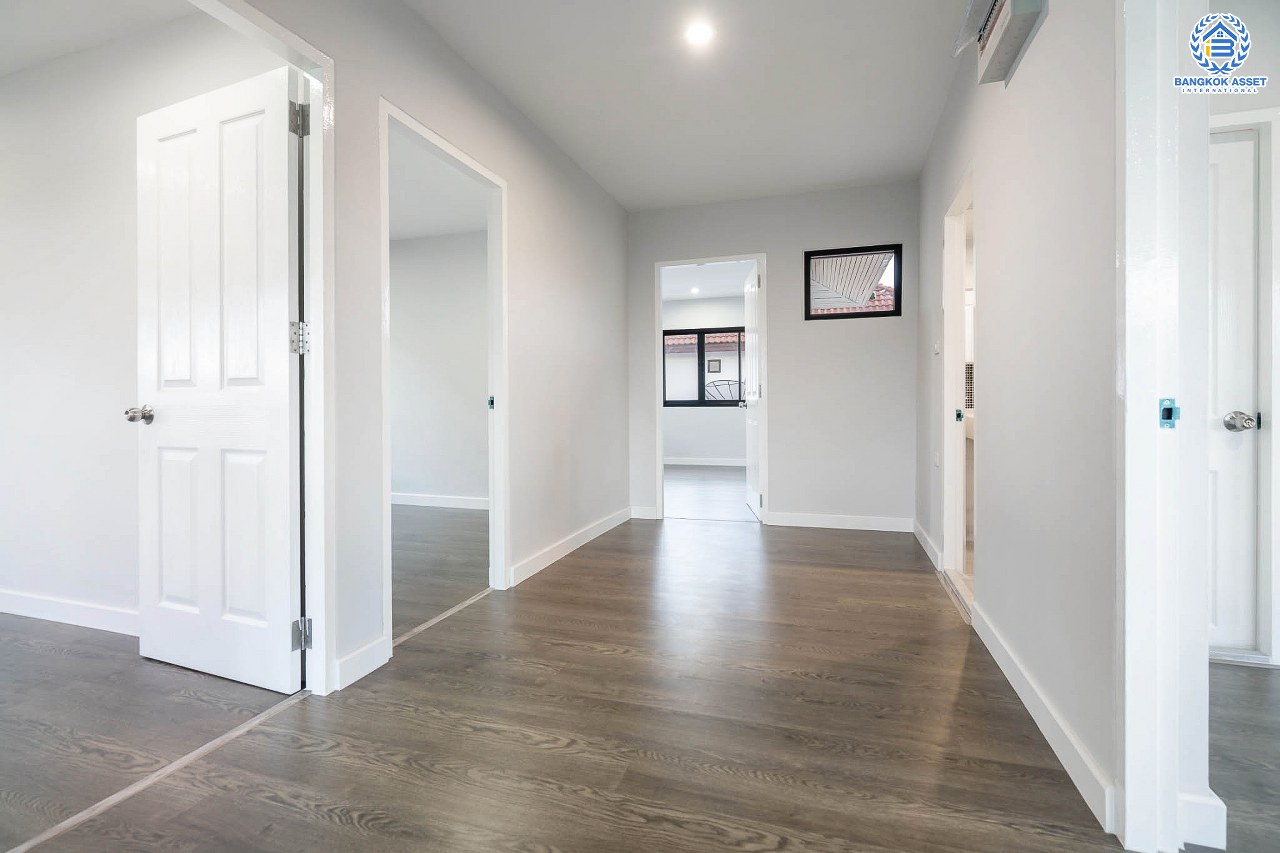 บ้านมือสองตกแต่งใหม่ ม.เดอะเลกาซี่ ปิ่นเกล้า #ห้องริม หลังใหญ่พร้อมอยู่ เนื้อที่ 57.3 ตร.ว. ฟังก์ชั่นจัดเต็ม 5 ห้องนอน(มีห้องแม่บ้าน) 3 ห้องน้ำ ภายในกว้างขวาง คัดสรรวัสดุเกรดพรีเมี่ยม ทำเลใกล้ถ.กาญจนาภิเษก และเดอะมอลล์บางแค สามารถเชื่อมต่อจรัญสนิทวงศ์ได้อย่างรวดเร็ว